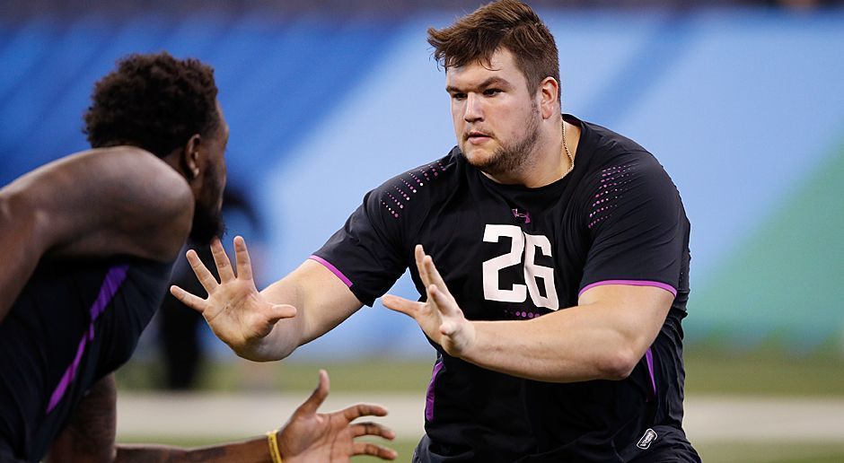 
                <strong>6. Pick - Indianapolis Colts: OG Quenton Nelson</strong><br>
                Eine einfache Wahl für Indianapolis. Die Colts waren auf Platz 27 in der NFL in der Kategorie "Yards per Carry" - und das lag nicht an Running Back Frank Gore. Nein, es lag an der O-Line. Quentin Nelson von Notre Dame ist die perfekte Lösung. Nicht nur, weil er das Laufspiel verbessern wird, auch Andrew Luck (sofern er wirklich wieder spielt) wird sich viel besser fühlen, wenn der talentierte Guard vom ersten Spiel an in der Line of Scrimmage stehen wird.
              