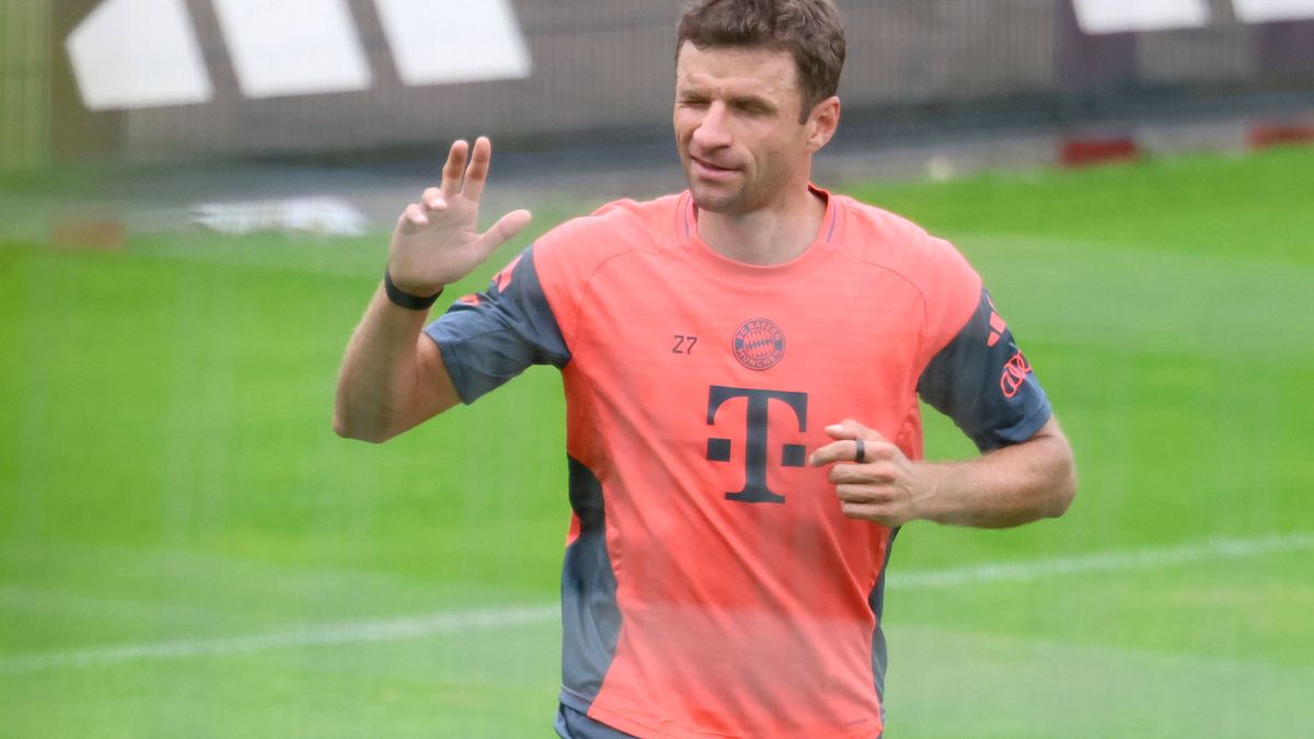 Thomas Müller, beim Einzeltraining, grüßt seine Fans, trainert individuell, Portraet, Portrait, Fussball FC Bayern München Training, Trainingsauftakt, an der Säbenerstrasse 30.07.2025 FOTO: Mladen ...