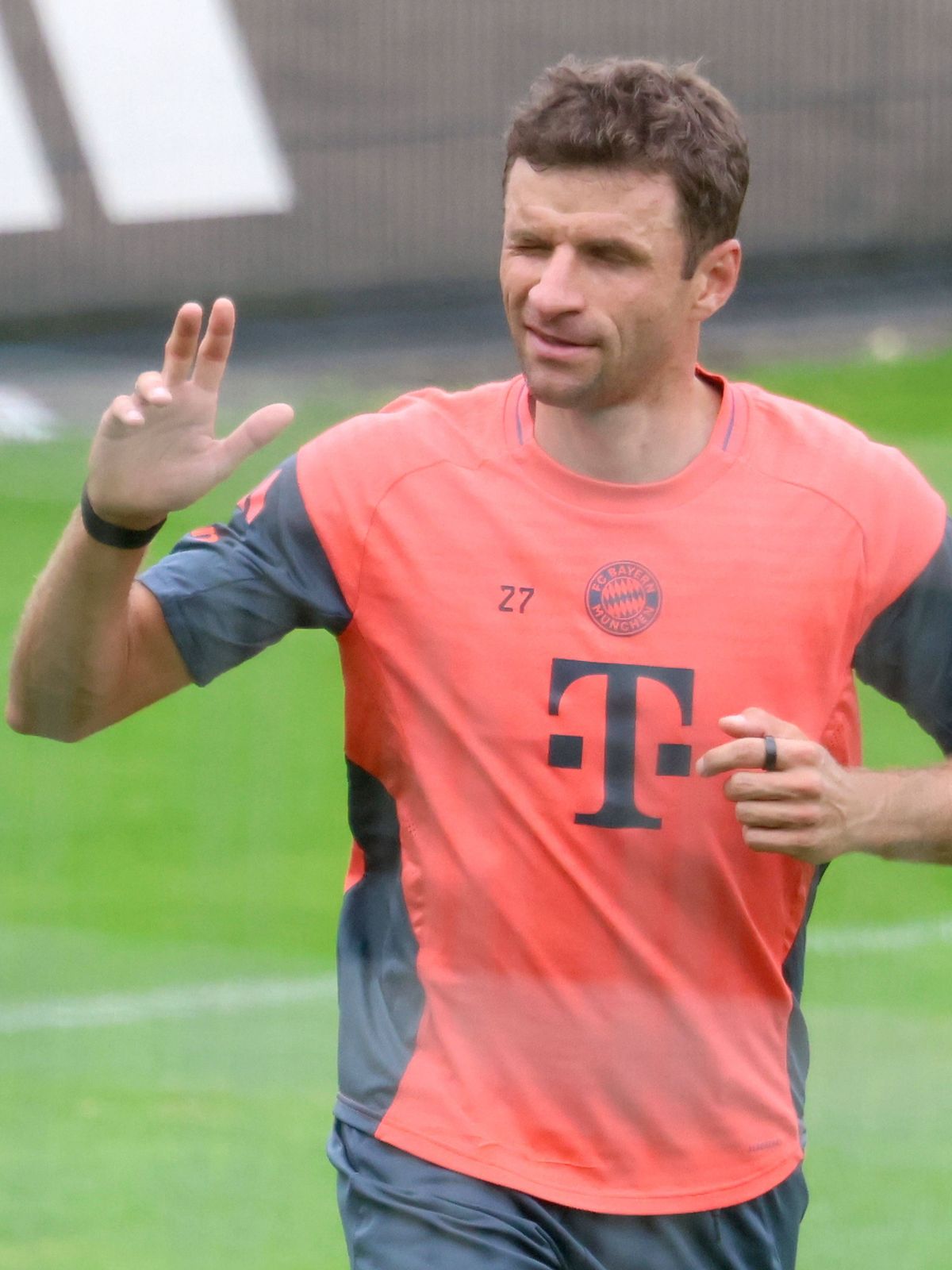 Thomas Müller, beim Einzeltraining, grüßt seine Fans, trainert individuell, Portraet, Portrait, Fussball FC Bayern München Training, Trainingsauftakt, an der Säbenerstrasse 30.07.2025 FOTO: Mladen ...