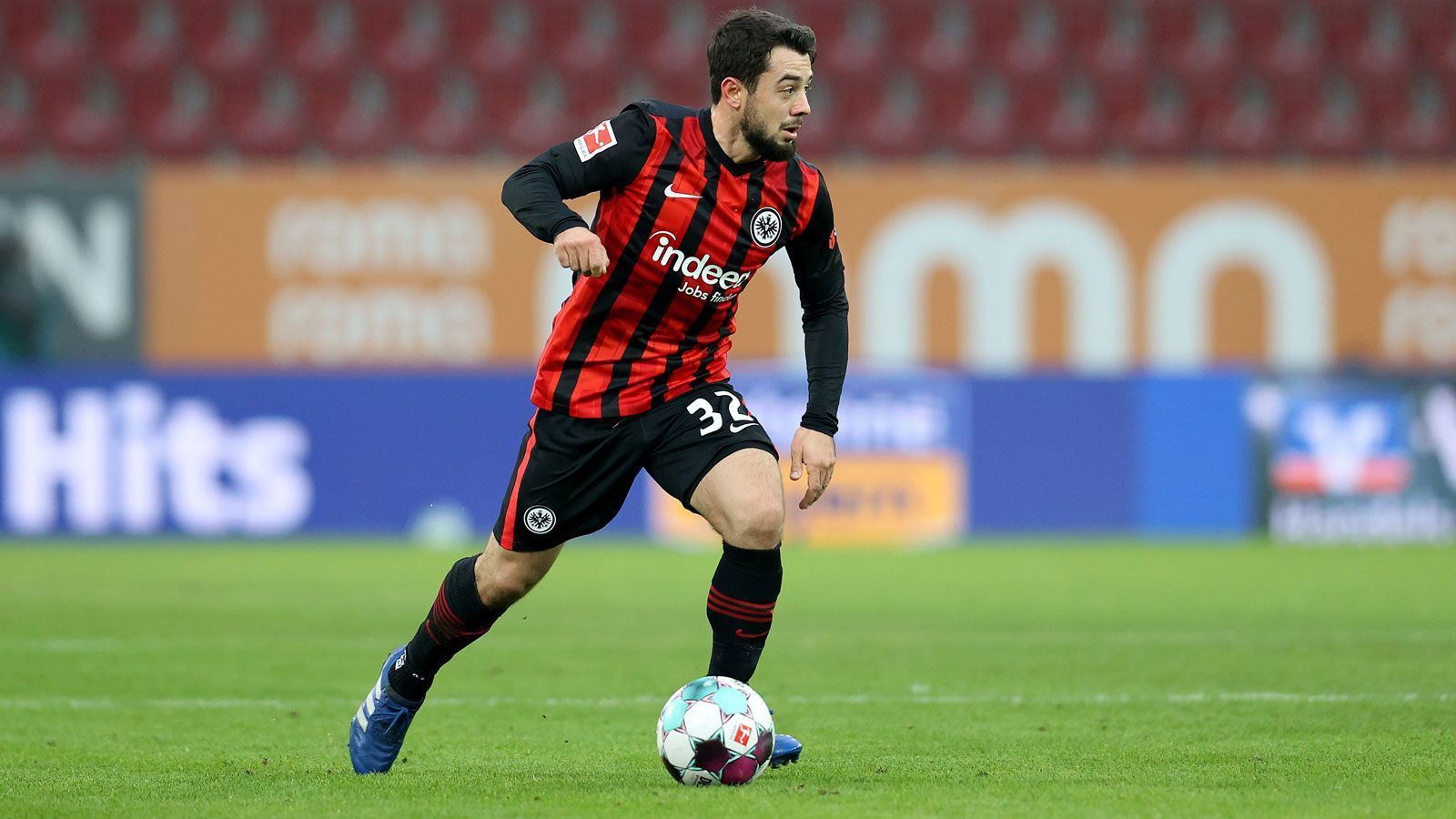 
                <strong>Amin Younes (Eintracht Frankfurt / 5 A-Länderspiele)</strong><br>
                Der 27-jährige Offensivspieler ist eines der Gesichter des Frankfurter Höhenflugs. Im System von Trainer Adi Hütter spielt er als hängende Spitze hinter Andre Silva eine zentrale Rolle. Dort überzeugt er mit Variabilität, schnellen Tempodribblings und aggressivem Gegenpressing. In den elf Spielen, in denen er in der Startelf stand, holte die Eintracht beeindruckende 29 Punkte. Zuletzt trumpfte er vor den Augen von Jogi Löw gegen die Bayern auf und sicherte sich mit einer Galavorstellung die ran-Note 1. Im DFB-Team wurde er im zuletzt im Oktober 2017 beim 5:1-Sieg über Aserbaidschan eingewechselt.
              