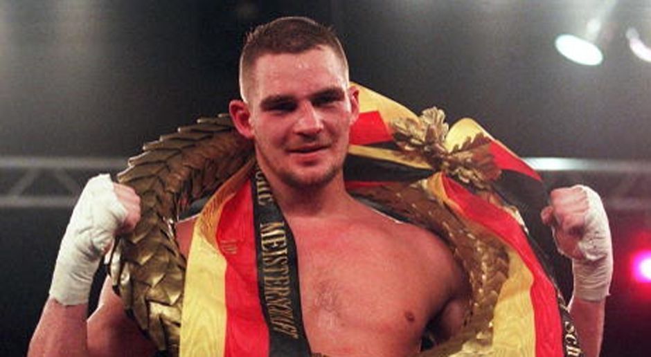 
                <strong>Bert Schenk</strong><br>
                Mittelgewicht: Bert Schenk gewann 1999 den vakanten Mittelgewichtstitel der WBO. Nach nur einer Titelverteidigung erlitt der Berliner einen Achillessehnenriss, der ihn für längere Zeit außer Gefecht setzte. Schenk wurde daraufhin der Titel aberkannt, weil er ihn nicht verteidigen konnte.
              