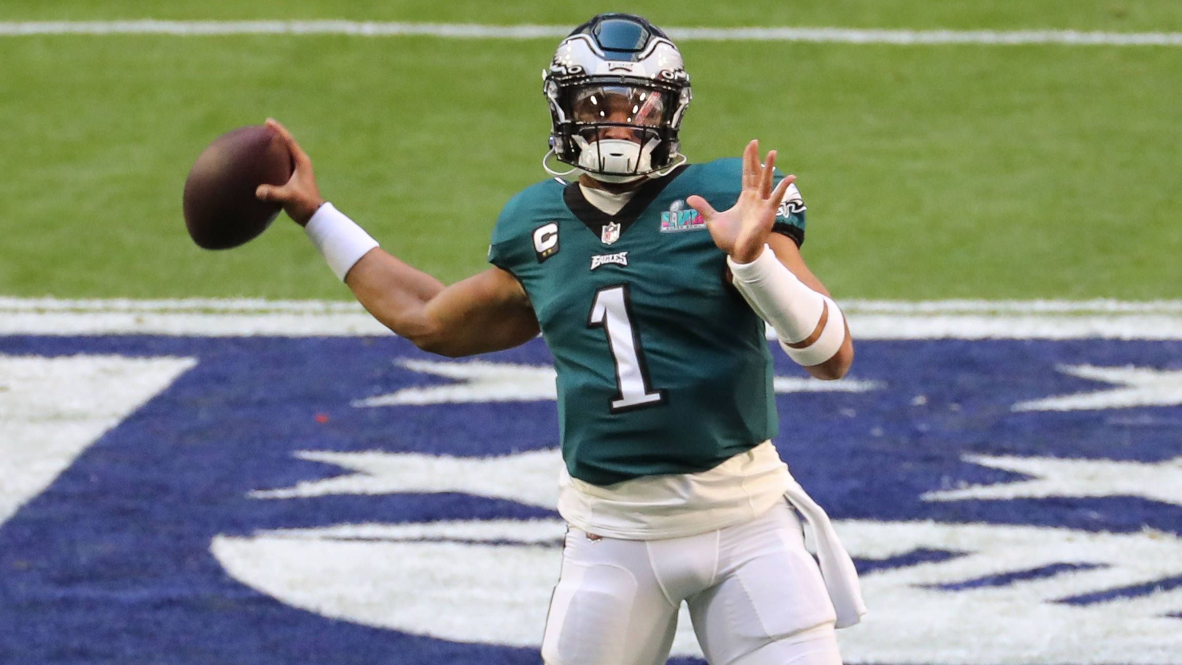 <strong>Philadelphia Eagles: Stärken (Offensive)</strong><br>Das Zusammenspiel von Quarterback Jalen Hurts mit der Wide-Receiver-Combo A. J. Brown und DeVonta Smith war schon im ersten Jahr enorm stark und wird&nbsp; jetzt noch besser aufeinander abgestimmt sein. Dazu kommt mit Dallas Goedert ein hervorragender Tight End, der im Super Bowl gegen die Kansas City Chiefs immer wieder wichtige Bälle festmachte.