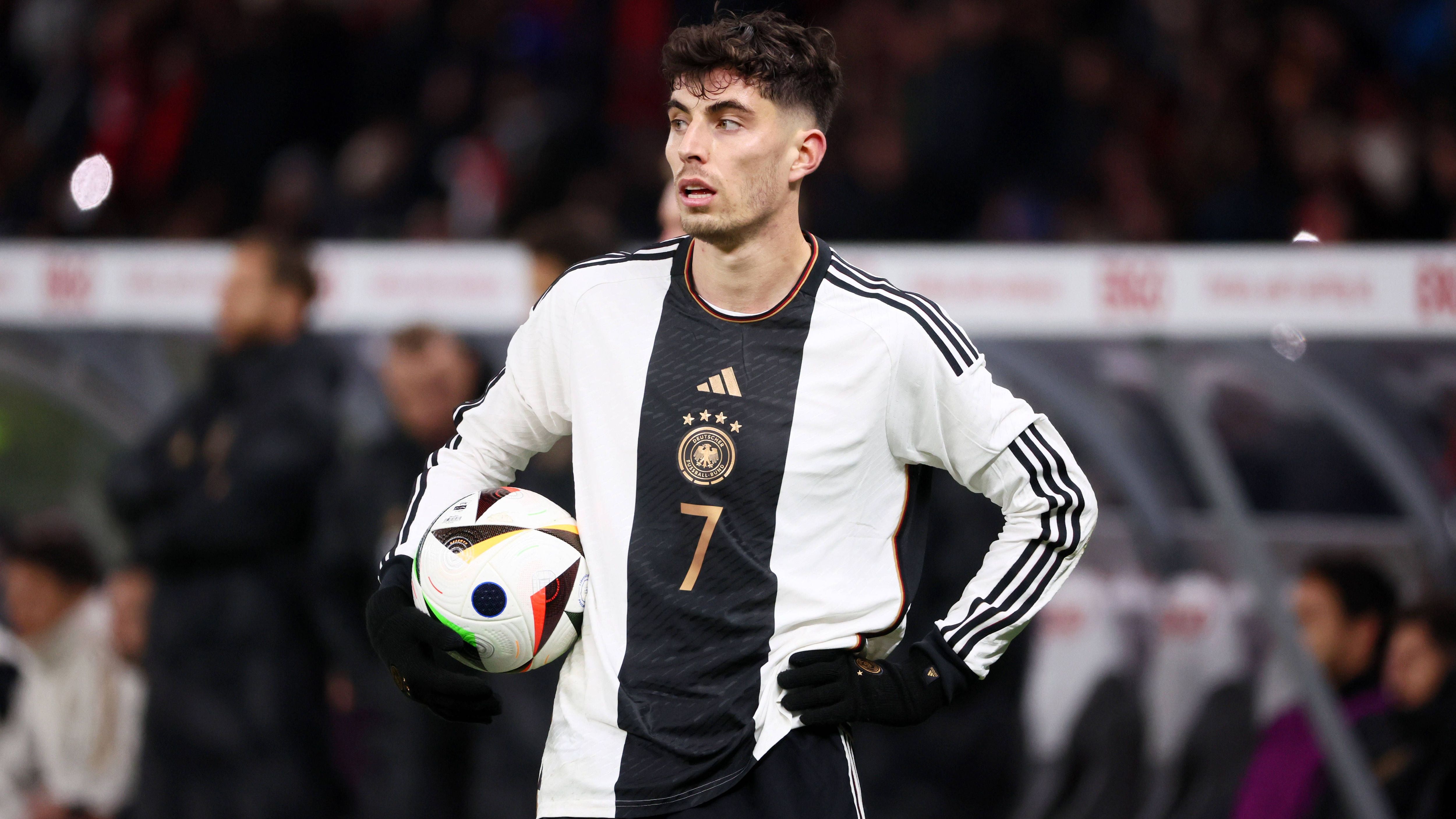 <strong>Kai Havertz</strong><br>Egal ob beim DFB, bei Arsenal, Chelsea oder Leverkusen. Havertz kam in seiner Karriere lange als zentraler, offensiver Mittelfeldspieler, leicht versetzt auf dem Flügel oder als falsche Neun zum Einsatz. Gegen die Türkei setzte ihn Bundestrainer Julian Nagelsmann tatsächlich als Linksverteidiger ein. Ob das ein Experiment mit Zukunft war, bleibt abzuwarten.