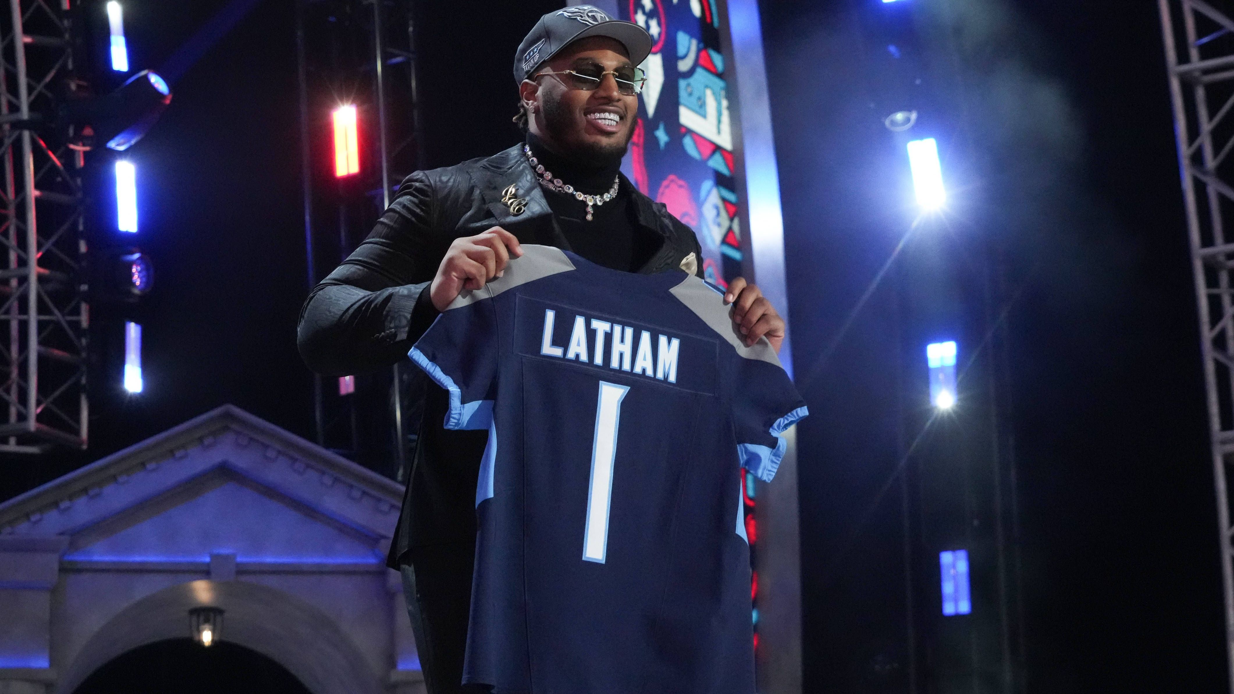 <strong>Verlierer: Tennessee Titans</strong><br>Die O-Line war eine der schlechtesten der Liga im Vorjahr, Starting Left Tackle Andre Dillard musste in der Offseason gehen. Unzählige Mock Drafts hielten Offensive Tackle Joe Alt daher für den besten Fit. Die Los Angeles Chargers machten mit dem 5. Pick den Plan jedoch zunichte. Stattdessen holten die Titans an Position sieben JC Latham, der am College bei 1.753 Snaps in drei Jahren aber keinen einzigen als Left Tackle gespielt hat.