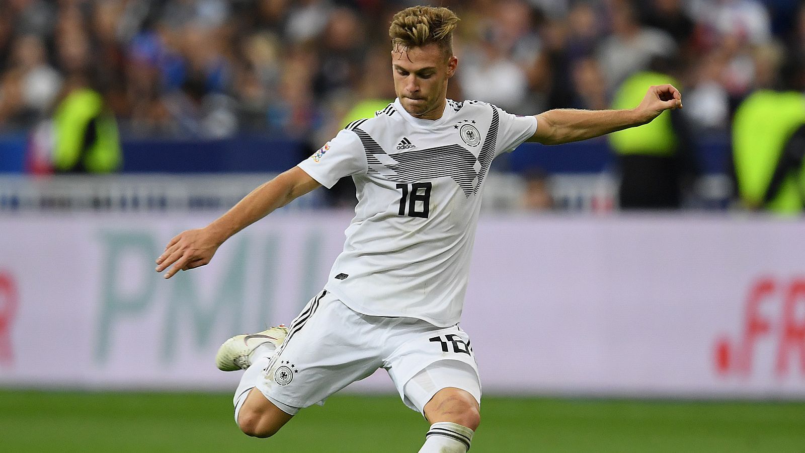 
                <strong>Joshua Kimmich</strong><br>
                &#x2022; Position: Mittelfeld/Angriff -<br>&#x2022; Alter: 26 Jahre -<br>&#x2022; Verein: FC Bayern München<br>
              