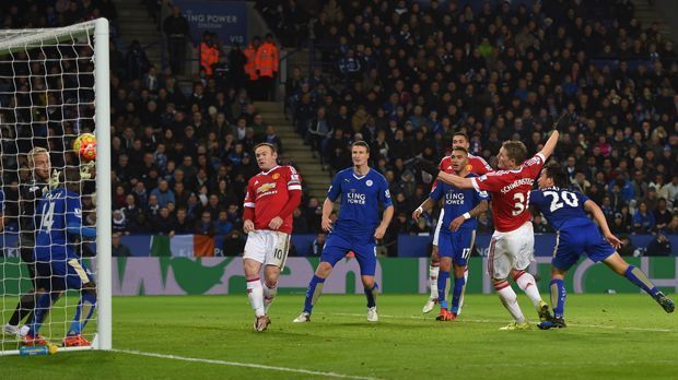 
                <strong>Bastian Schweinsteigers erstes Tor für ManUtd</strong><br>
                ... das englische Überraschungsteam hat den Pfosten zwar mit Ngolo Kante besetzt, aber weder er noch Keeper Kasper Schmeichel kommen an das Leder. 
              