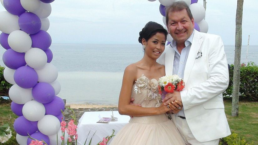 Am 08.08.2011 heiratete Robert seine geliebte Yulen. Mit der Philippina hat er einen Sohn namens Alexander.