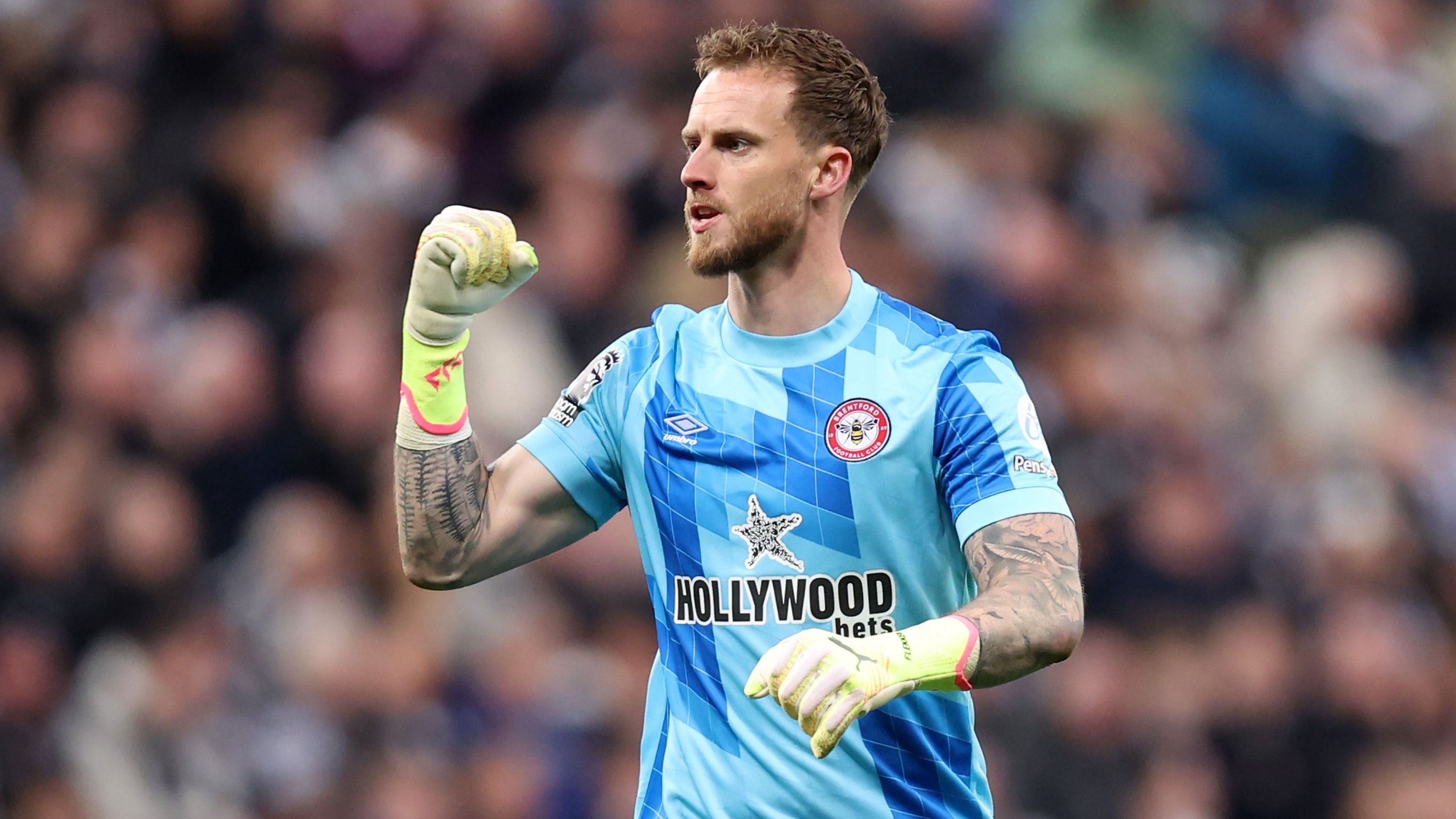 <em><strong>Mark Flekken (FC Brentford)</strong><br>In Leverkusen steht ein Umbruch bevor. Eventuell auch auf der Torwart-Position. Stammkeeper Lukas Hradecky ist 35 Jahre alt, Matej Kovar konnte bisher nicht überzeugen. Dementsprechend schaut sich Bayer um und ist dabei wohl auf Ex-Freiburg-Torhüter Flekken gestoßen. Laut "kicker" arbeitet die Werkself seit Wochen an einer Verpflichtung. In England hat er noch bis 2027 einen Vertrag, im Gespräch sind 15 Millionen Euro Ablöse.</em>