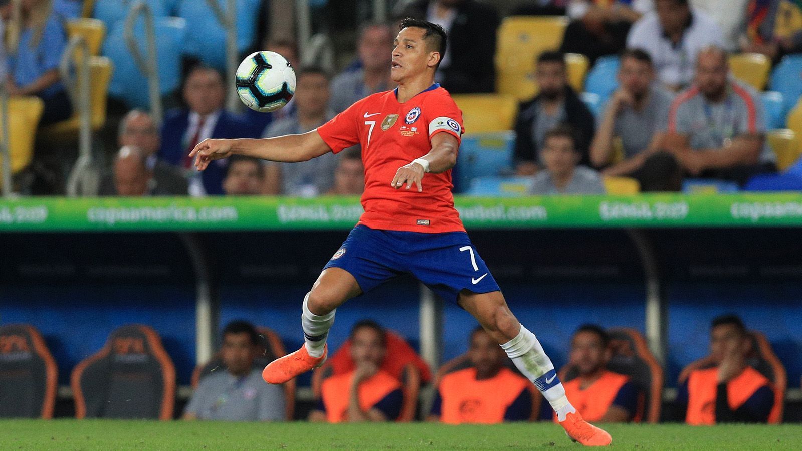 
                <strong>Platz 4: Chile</strong><br>
                Manchester Uniteds Sorgenkind Alexis Sanchez nutzt die Copa in Brasilien um seine sportliche Klasse zu zeigen. Der bestbezahlte Premier-League-Profi lief seiner Form zuletzt monatelang hinterher, im Nationaltrikot blüht der 30-Jährige auf. Mit zwei Toren ist er bislang der Top-Torjäger der Chilenen, die mit zwei Siegen als Gruppenzweiter im Viertelfinale stehen. Nach Siegen gegen Japan (4:0) und Ecuador (2:1) verlor man das Duell um den Gruppensieg gegen Uruguay mit 0:1. Im Viertelfinale warten die Kolumbianer, die noch ohne Punktverlust bei der diesjährigen Copa sind. ran.de-Fazit: Die Chilenen sind nicht der Top-Favorit aber haben genügend Klasse, um bis zum Ende um den Titel mitzuspielen.   
              