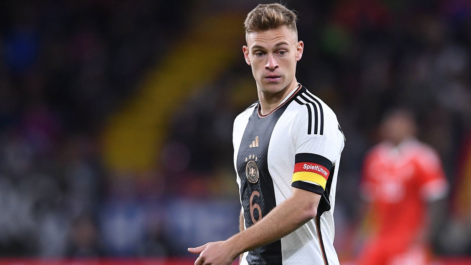 
                <strong>Joshua Kimmich</strong><br>
                Als Kapitän der Boss auf dem Platz. Erledigt seinen Job solide und ohne große Aufreger. Als die Peruaner im zweiten Durchgang immer körperlicher agieren, hält der Bayern-Star dagegen und lenkt das Spiel wieder in geregelte Bahnen. ran-Note: 3
              