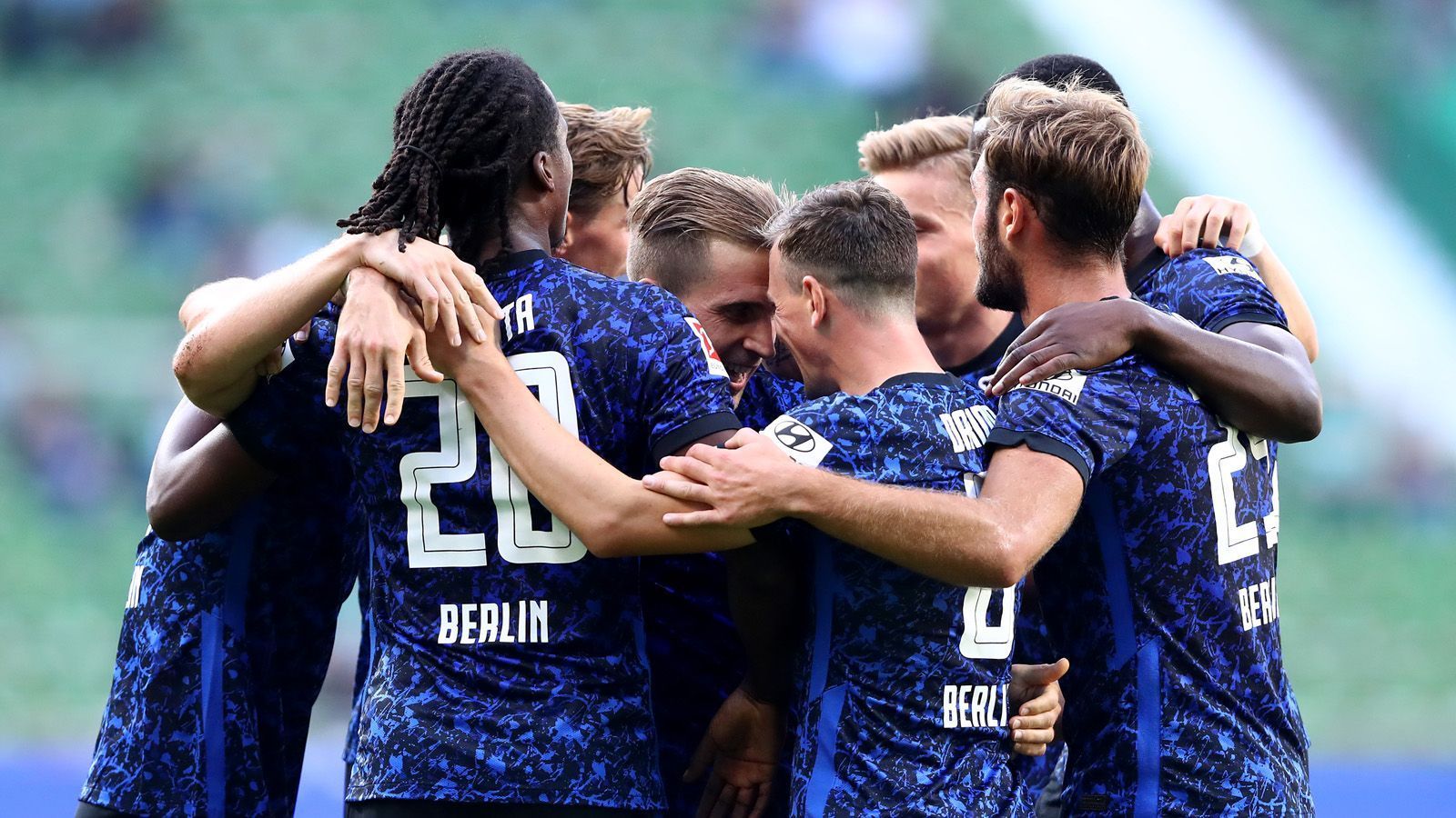 
                <strong>Gewinner: Hertha BSC</strong><br>
                In der vergangenen Saison war die Hertha mit der Klinsmann-Posse vorübergehend die Lachnummer der Liga. Und nach dem peinlichen Aus im DFB-Pokal bei Eintracht Braunschweig, befürchteten viele Fans einen Fehlstart. Doch davon spricht jetzt niemand mehr. Ganz im Gegenteil. 4:1 bei Werder Bremen ist gleichbedeutend mit Tabellenplatz zwei in der Bundesliga. Die Hertha ist jetzt erstmal Bayern-Jäger Nummer eins. Und auch spielerisch konnte sich der Auftaktsieg durchaus sehen lassen. Trainer Bruno Labbadia freute sich über eine geschlossene Mannschaftsleistung. Für ein Ausrufezeichen sorgte Neuzugang Jhon Cordoba, der im Sommer für 15 Millionen Euro vom 1. FC Köln gekommen war. In der 61. Minute eingewechselt, machte er vorne viel Wirbel und erzielte kurz vor dem Abpfiff sein Einstandstor.
              