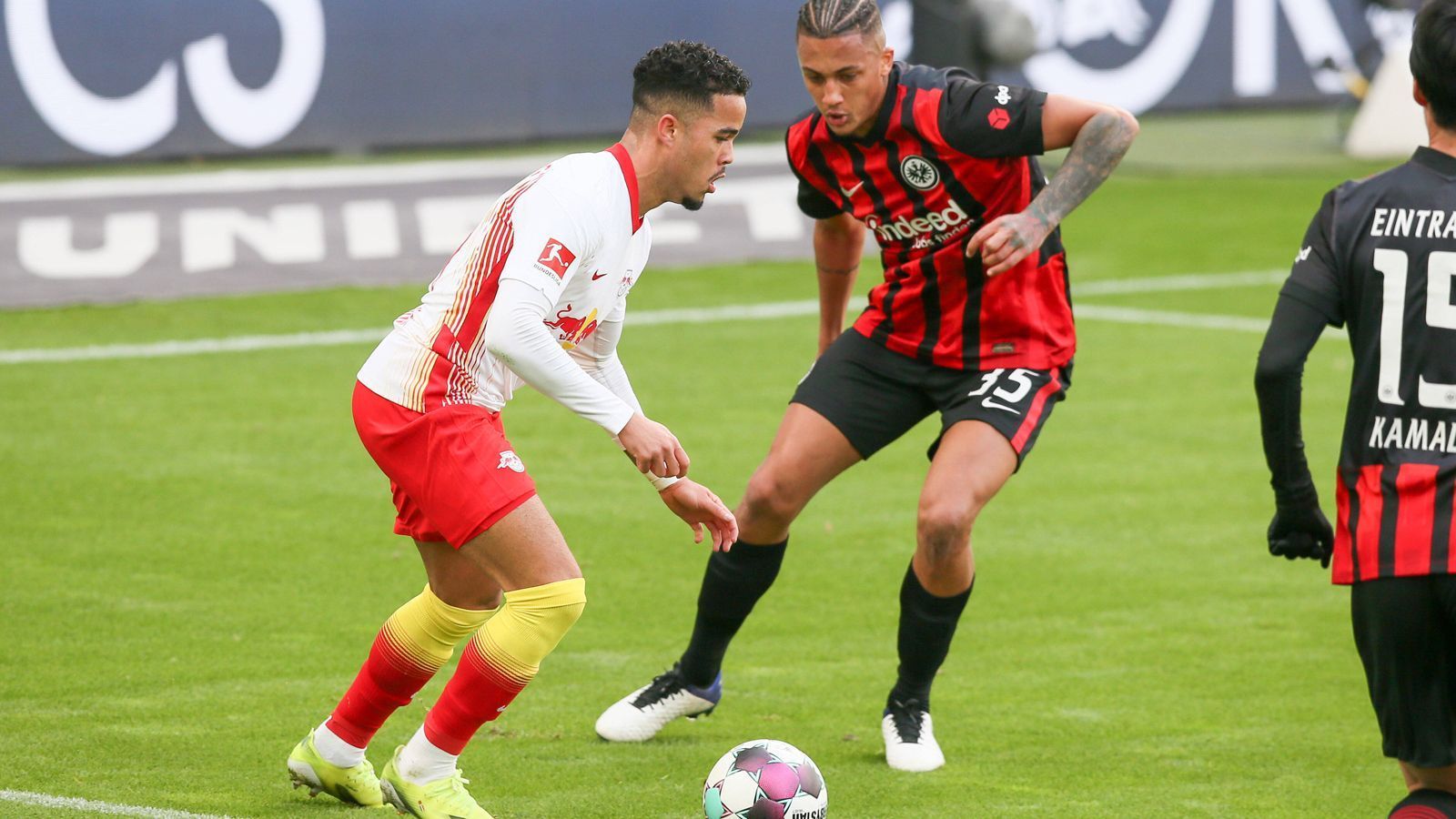 
                <strong>Leipzig taktisch: Kluivert macht links Dampf</strong><br>
                Angelino-Vertreter Marcel Halstenberg ist als Linksverteidiger deutlich defensiver. Dafür beackert Justin Kluivert die linke Außenbahn auffällig stark. Rechtsverteidiger Nordi Mukiele agiert auf seiner Seite sehr offensiv, wird auf seiner Außenbahn von Alexander Sörloth unterstützt. Doch über Kluiverts Seite geht bis zu seiner Auswechslung deutlich mehr. Im Sturmzentrum rochieren Emil Forsberg und Yussuf Poulsen, der sich immer wieder als Anspielstation fallen lässt.
              