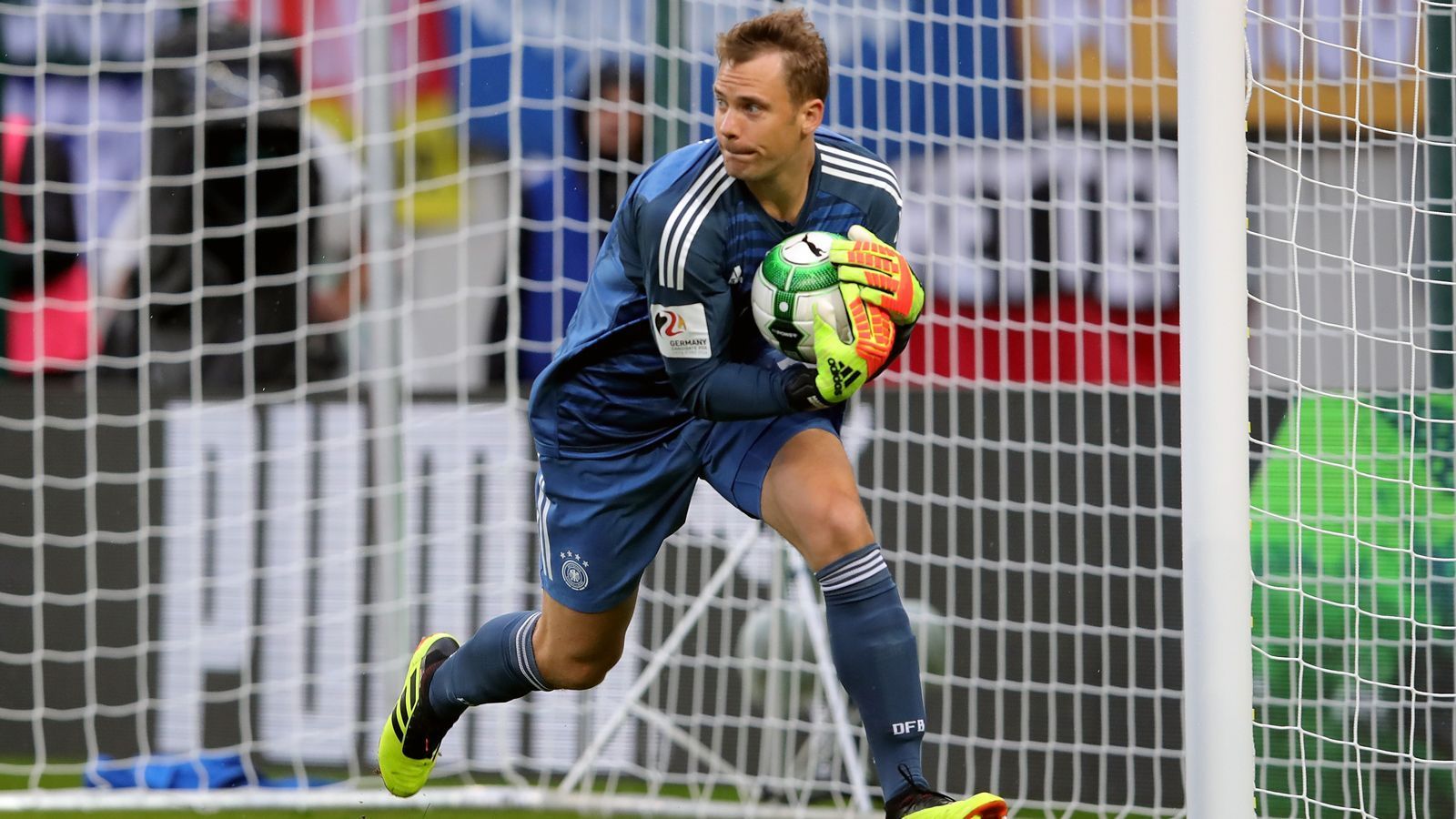 
                <strong>So lief Manuel Neuers Comeback</strong><br>
                Zunächst waren die Aufgaben für Manuel Neuer noch einigermaßen im Rahmen, es gab mehrere Distanzschüsse, die jedoch zumeist relativ zentral auf sein Tor flogen.
              