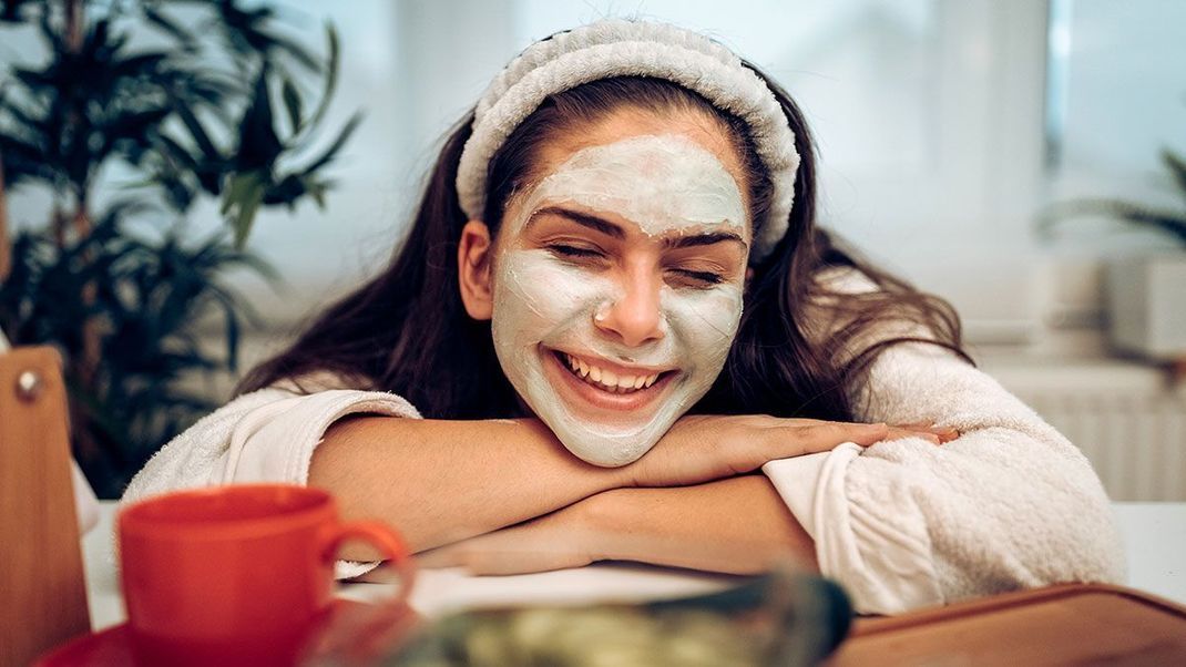 Gesichtsmasken mit Joghurt, Avocado und Quark – überzeuge dich von unserer DIY-Beauty-Geheimwaffe zum Selbermachen.