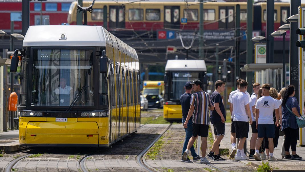 Für die Berliner:innen könnte der aufgeblähte Haushalt zur Folge haben, dass es bald schon kein 29-Euro-Ticket mehr geben wird.