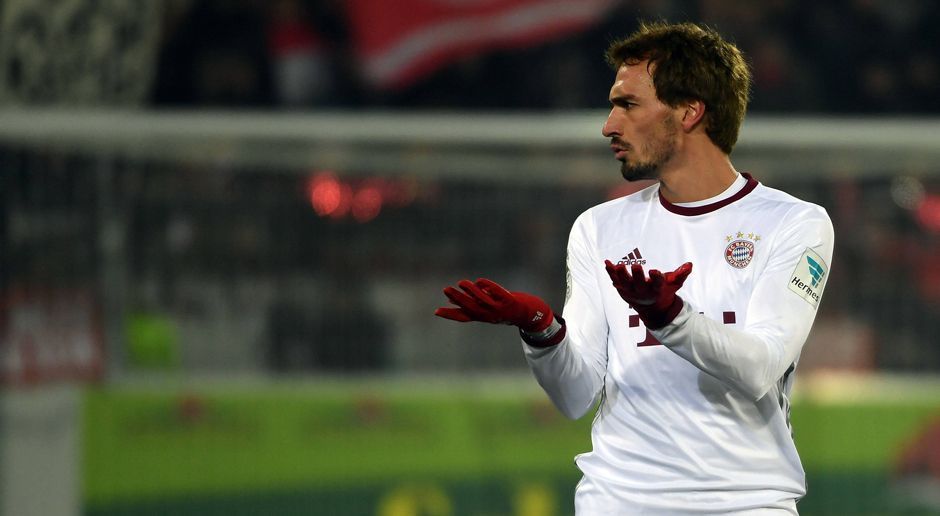 
                <strong>Mats Hummels (FC Bayern München)</strong><br>
                Mats Hummels: Absoluter Kaltstart des vermeintlichen Abwehrchefs. Beim 0:1 gab er eine unglückliche Figur ab, als er Grifo den Ball auflegte. Ließ sich später auch von Niederlechner zu einfach vernaschen. Nach der Pause deutlich verbessert weil griffiger im Zweikampf. Ließ auch mit einem Kopfball aufs Freiburger Tor aufhorchen. ran-Note: 4
              