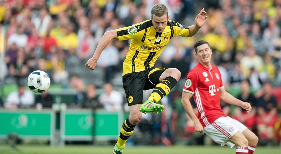 
                <strong>Sven Bender</strong><br>
                Sven Bender: Bender gab wie gewohnt den eisenharten Ausputzer im defensiven Mittelfeld, der sich auch immer wieder in die Abwehr fallen ließ, um dort seine Zweikampfstärke auszuspielen. Hatte kurz vor der Pause eine gute Chance, traf den Ball aber nicht richtig. Im Elfmeterschießen scheiterte er mit einem schwachen Versuch an Manuel Neuer. ran-Note: 4
              