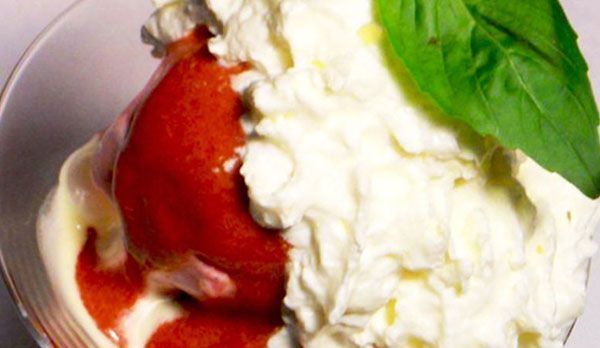 Erdbeer-Basilikum-Salat mit Vanillesoße und Erdbeereis