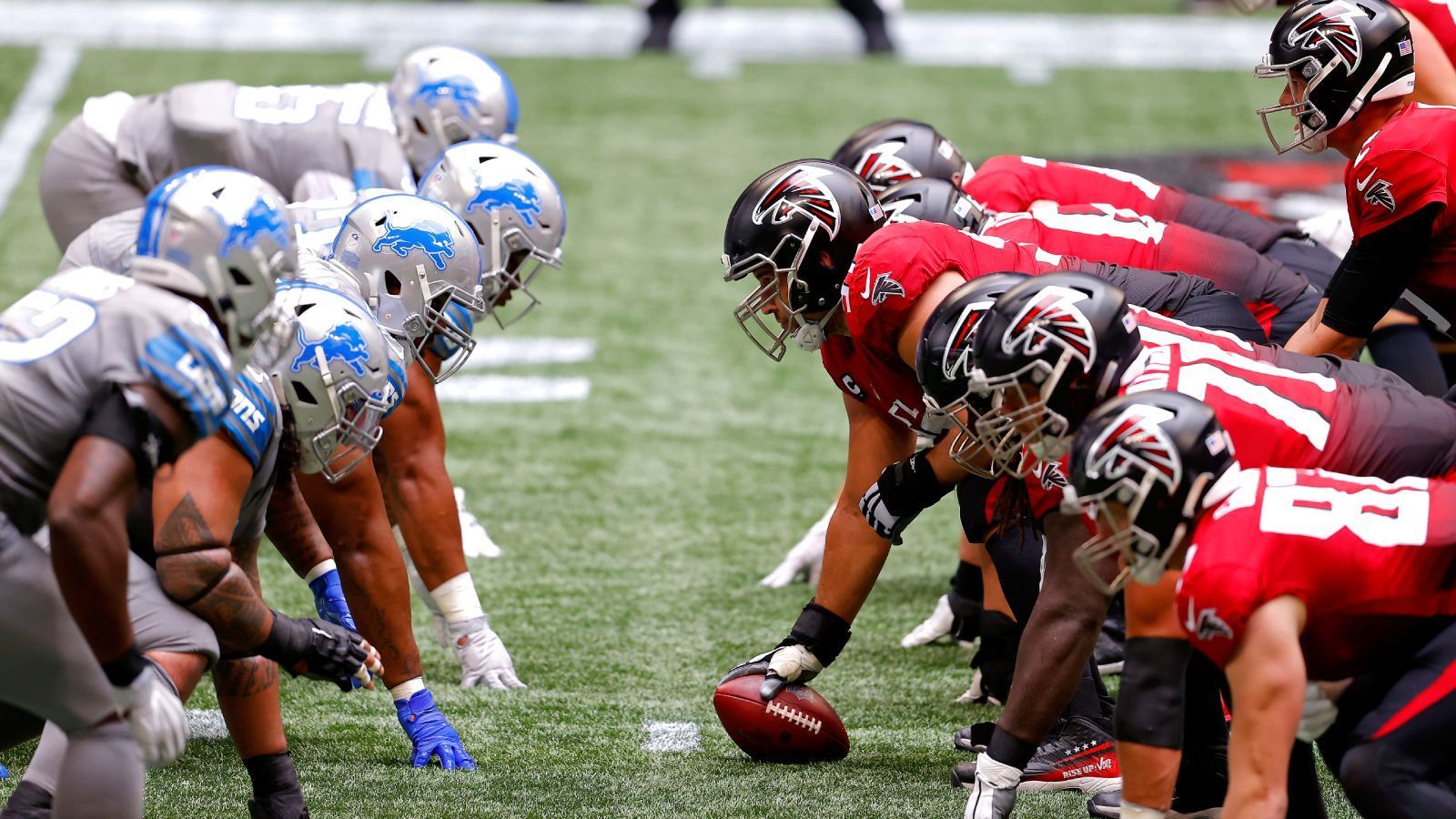 
                <strong>Woche 16</strong><br>
                Drei Spieltage vor Schluss müssen die Detroit Lions gegen die Atlanta Falcons ran. Bei einem Sieg leben die Playoff-Hoffnungen in Motor City noch, vorausgesetzt:&#x2022; Die Titans schlagen die 49ers -<br>&#x2022; Die Giants schlagen die Eagles -<br>&#x2022; Die Buccaneers schlagen die Panthers -<br>&#x2022; Die Rams schlagen die Vikings -<br>&#x2022; Die Seahawks schlagen die Bears -<br>&#x2022; Die Cowboys schlagen Washington -<br>&#x2022; Die Dolphins schlagen die Saints<br>
              