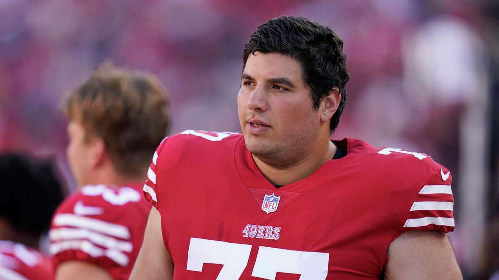 
                <strong>Alfredo Gutierrez (Offensive Tackle, Mexiko) San Francisco 49ers</strong><br>
                &#x2022; In der NFL seit: 2021<br>&#x2022; Aktueller Status: Practice Squad/spielt nicht<br>Alfredo Gutierrez, seines Zeichens mit Maßen von 2,05 Meter Körpergröße und 151 Kilogramm Gewicht auf der Position des Offensive Tackle zuhause, kam 2021 über das IPP zu den San Francisco 49ers in die NFL. Aktuell steht er im Practice Squad der Franchise und wartet auf sein erstes Spiel in der Regular Season.Nach einer ersten Saison ohne Einsätze, die er als Teil des IPP ebenfalls im Practice Squad verbrachte, durfte der Mexikaner in der Preseason der aktuellen Saison 2022 erste Erfahrungen auf dem NFL-Spielniveau sammeln: Gutierrez feierte beim 17:7-Sieg im Vorbereitungsspiel gegen die Minnesota Vikings sein NFL-Debüt und bekam nach dem Spiel Head Coach Kyle Shanahan als Belohnung den Game Ball. Jetzt wartet der 26-Jährige im Practice Squad auf seinen ersten Einsatz in der Regular Season, wäre aber spielberechtigt, wenn ihn die 49ers vorher vom Practice Squad in den aktiven Kader befördern.
              