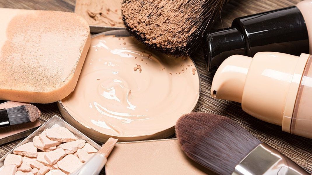 Crème Rouge, Bronzer, Puder und Co. – wir haben eine step-by-step Schmink-Anleitung professioneller Make-up Artists für euch!