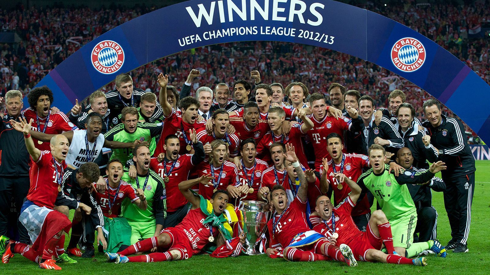 
                <strong>FC Bayern München (2012/13)</strong><br>
                Roobbeeeeeeeeen! Mit dem 2:1-Erfolg im Wembley über Borussia Dortmund brechen in München alle Dämme. In der Bundesliga dominiert die Mannschaft von Trainer Jupp Heynckes ebenfalls im DFB-Pokal gewinnen die Münchener knapp mit 3:2 gegen Stuttgart. Nach dem Triple übernimmt Pep Guardiola an der Seitenlinie und schafft einen neuen FC Bayern, der in der Bundesliga ebenfalls dominiert und wieder Deutscher Meister. In der Champions League gibt es in der Nach-Triple-Saison aber die späte Enttäuschung. Im Halbfinale scheiden die Münchener deutlich mit 0:1 und 0:4 gegen Real Madrid aus.  Immerhin den DFB-Pokal gewinnt die Pep-Elf.
              