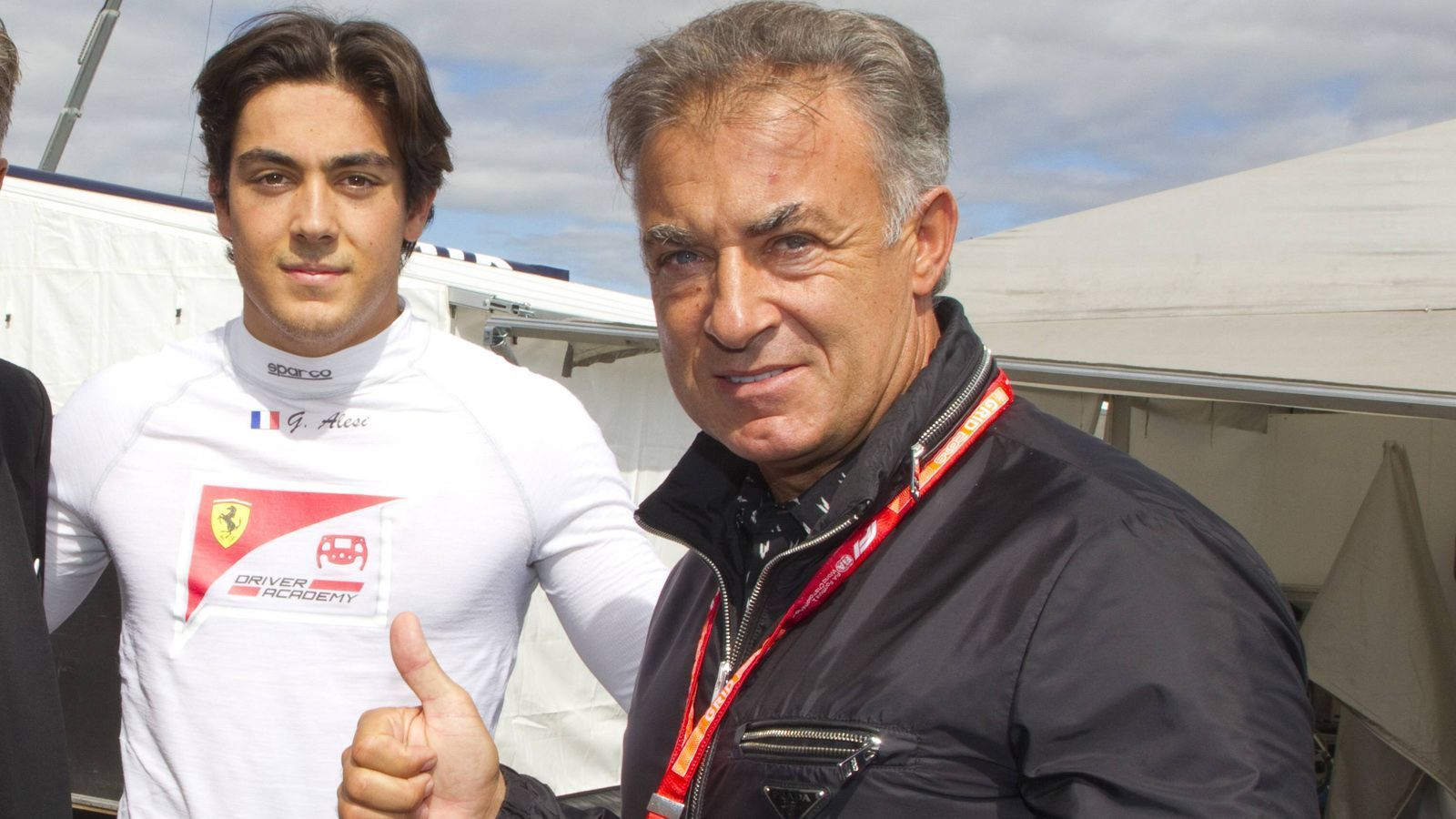 
                <strong>Giuliano Alesi</strong><br>
                Jean Alesi (Foto, rechts) zählte einst zu den großen Stars der Formel 1, fuhr von 1989 bis 2001 in der "Königsklasse", gewann zwar lediglich ein Rennen, holte aber insgesamt 241 WM-Punkte. Sein mittlerweile 20-jähriger Sohn Giuliano hat gute Chancen, ebenfalls eines Tages in der Formel 1 zu starten. Momentan fährt der junge Alesi für BWT HWA Racelab in der Formel 2 und belegte im Auftaktrennen Platz 6. Er gehört dem Nachwuchsprogramm von Ferrari an.    
              