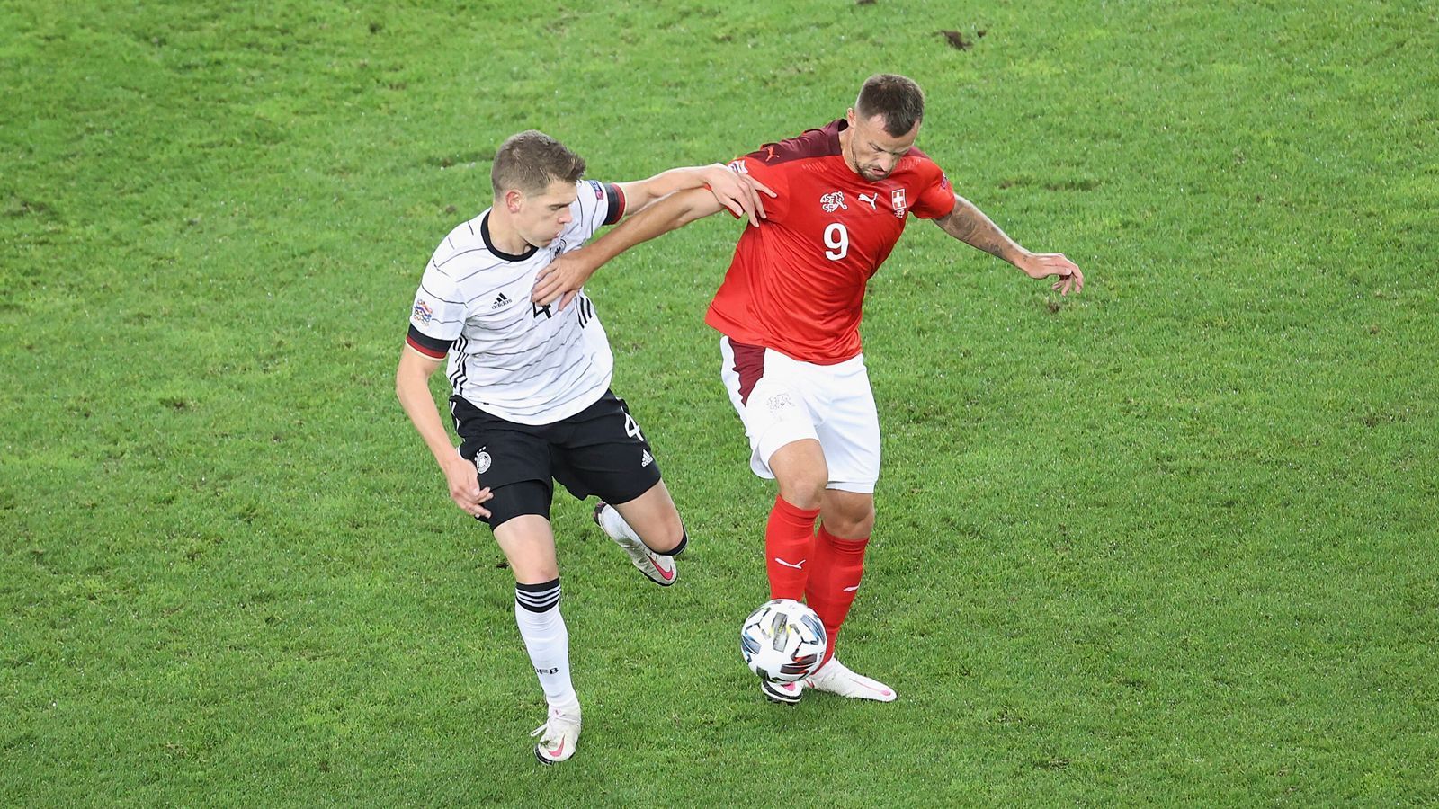 
                <strong>Matthias Ginter</strong><br>
                Die Abseitsfalle vor 0:1 geht gründlich schief, vor dem 0:2 steht der Abwehrchef  plötzlich alleine gegen drei Schweizer da. Insgesamt strahlt Ginter keine Sicherheit aus - eine Viertelstunde vor Schluss wird er durch Can ersetzt. ran-Note: 5
              