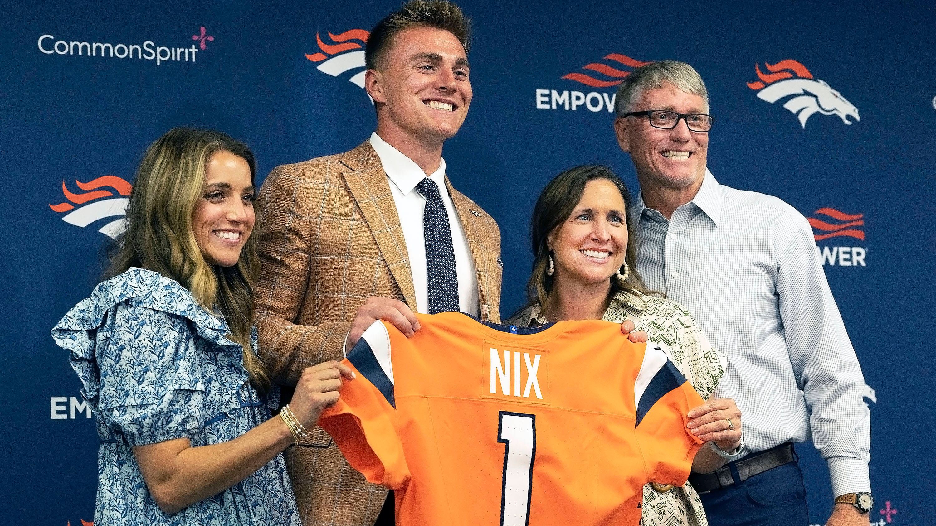 <strong>Denver Broncos</strong><br>Ob Quarterback Bo Nix (Pick 12) wirklich die Erlösung ist? Schwierig. Natürlich könnte er sich gegen&nbsp;Zach Wilson und Jarrett Stidham durchsetzen, aber als Top-QB sehen ihn die wenigsten Experten. Erst mit&nbsp;Edge Jonah Elliss (3. Runde) und Receiver Troy Franklin (4. Runde) wählten die Broncos wieder in den Top 140 aus. Fans hatten sich sicherlich mehr erhofft.<br><em><strong>ran-Note: 4</strong></em>