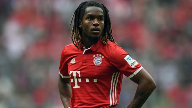 
                <strong>Defensives Mittelfeld - Renato Sanches (FC Bayern München)</strong><br>
                Mit der Beschreibung "ernüchternd" ist auch das erste Bundesliga-Jahr von Bayern-Neuzugang Renato Sanches gut umschrieben. Der Portugiese kam als frischgebackener Europameister nach München, konnte sich aber überhaupt nicht durchsetzen. Die Konkurrenz im Mittelfeld scheint für das Talent zu groß zu sein. Vor allem in den wichtigen Spielen war kein Platz für einen 19-Jährigen. Dennoch will Coach Carlo Ancelotti den Portugiesen behalten: "Er ist hier nächste Saison. Er wird nächste Saison öfters spielen. Wir müssen geduldig sein. Natürlich erwarten wir mehr von ihm mit seinen Qualitäten, aber für einen jungen Spieler ist es nicht leicht, sich umzustellen auf ein neues Land, neuen Spielstil." Sein Vertrag läuft noch bis 2021, doch wenn nicht bald eine Steigerung erfolgt, dürfte er beim FC Bayern keine große Zukunft haben.
              