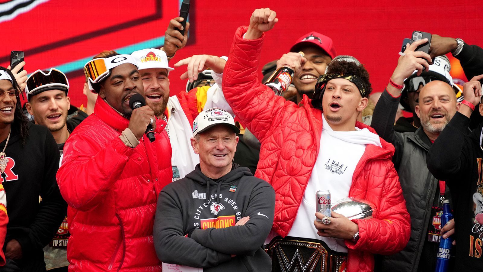 
                <strong>Mahomes, Kelce und Co. lassen es bei der Super-Bowl-Parade krachen</strong><br>
                Die Kansas City Chiefs lassen sich von ihren Anhängern nach dem Gewinn des Super Bowls ausgiebig feiern. Wir haben die Bilder von der wilden Feier mit den Fans. 
              