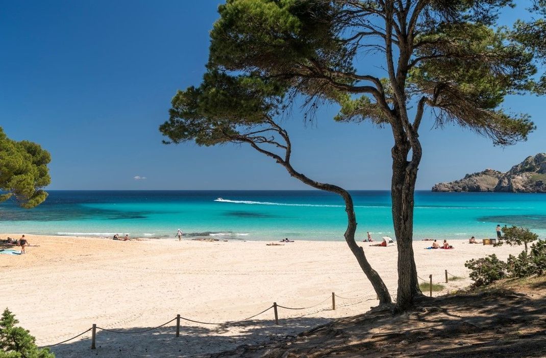 Mallorca ist im Juni ein beliebtes Reiseziel und die Insel kann mehr als nur Ballermann! Auf Mallorca gibt es viele versteckte und ruhige Strände.
