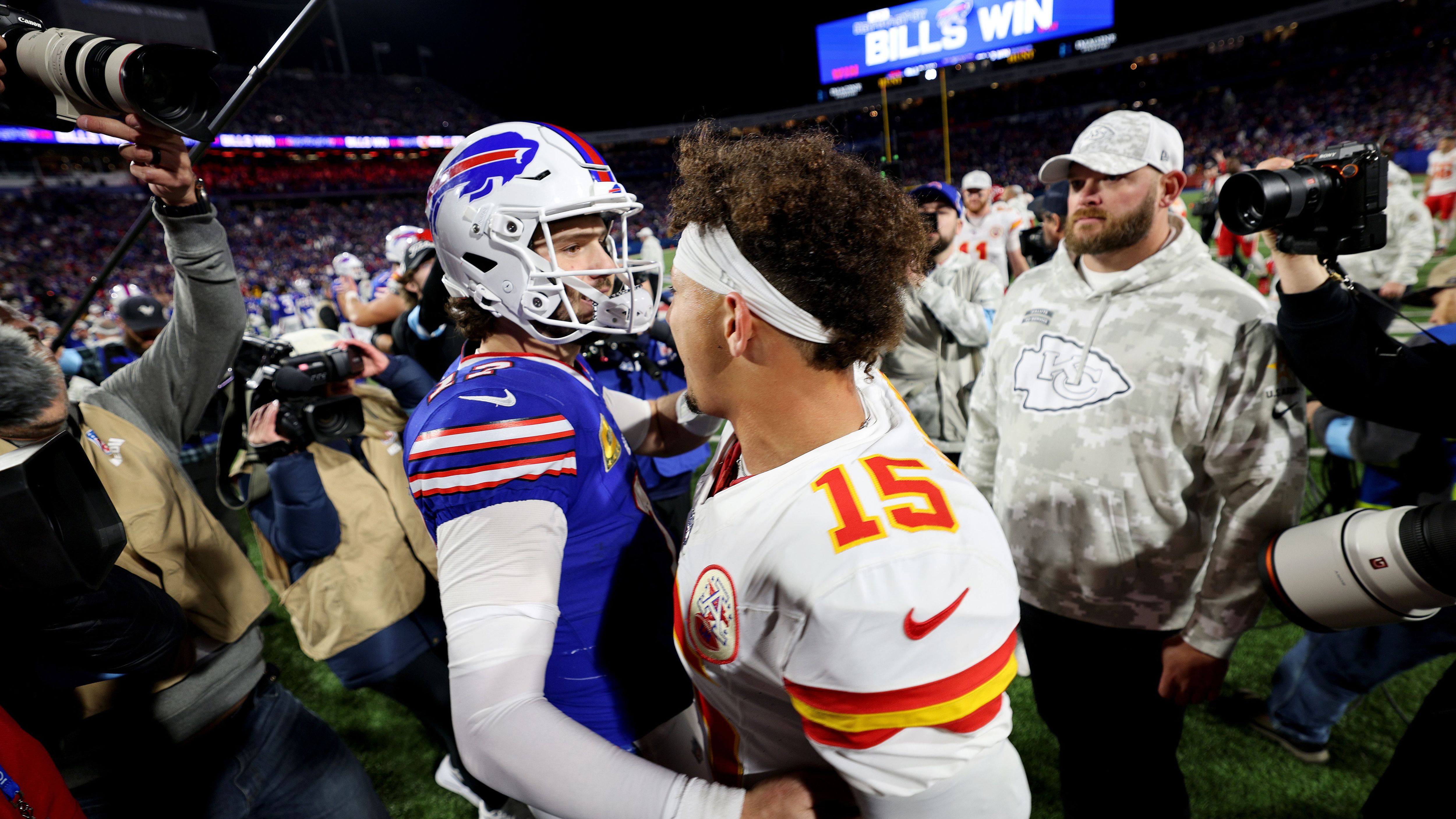 <strong>NFL - Die höchsten Einschaltquoten der bisherigen Saison 2024</strong><br>Die NFL hat die Fernseh-Einschaltquoten der aktuellen Saison veröffentlicht. Und es ist nicht zu übersehen, dass die Kansas City Chiefs der Zuschauermagnet schlechthin sind. Haben sie den Dallas Cowboys als "America's Team" den Rang abgelaufen? <strong>ran</strong> hat die Top 5 der besten Einschaltquoten 2024 zusammengefasst (<em>Stand: 21.11.2024</em>).