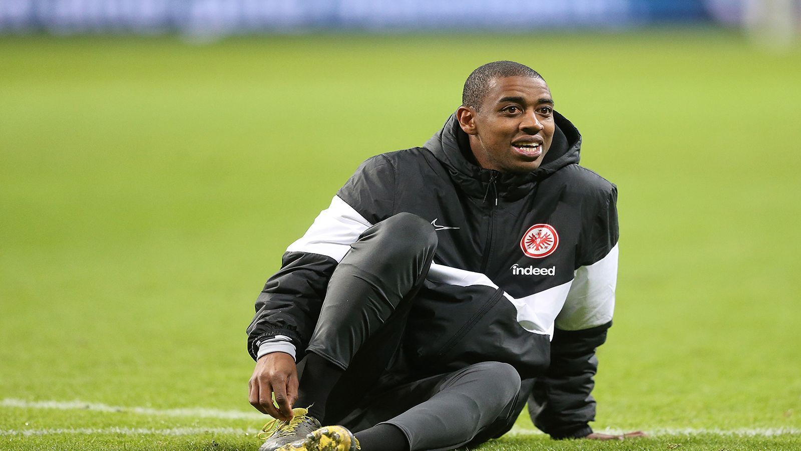 
                <strong>Eintracht Frankfurt</strong><br>
                Vereinsikone Marco Russ wird nach seinem Riss der Achillessehne noch länger ausfallen. Gelson Fernandes (Bild) könnte im Verlauf des Mai wieder ins Training zurückkehren. Nils Stendera ist bereits wieder mit dabei.
              