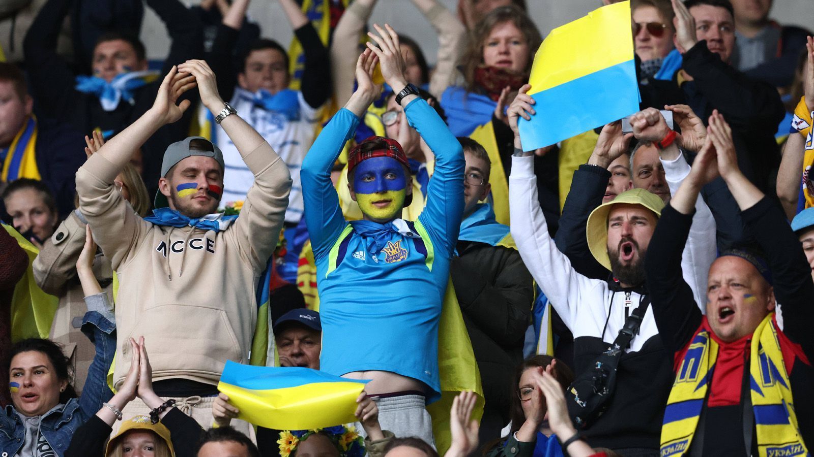 
                <strong>Viel Unterstützung</strong><br>
                Nach dem Erfolg in Schottland träumten die ukrainischen Fans vom nächsten Coup auf der Insel.
              