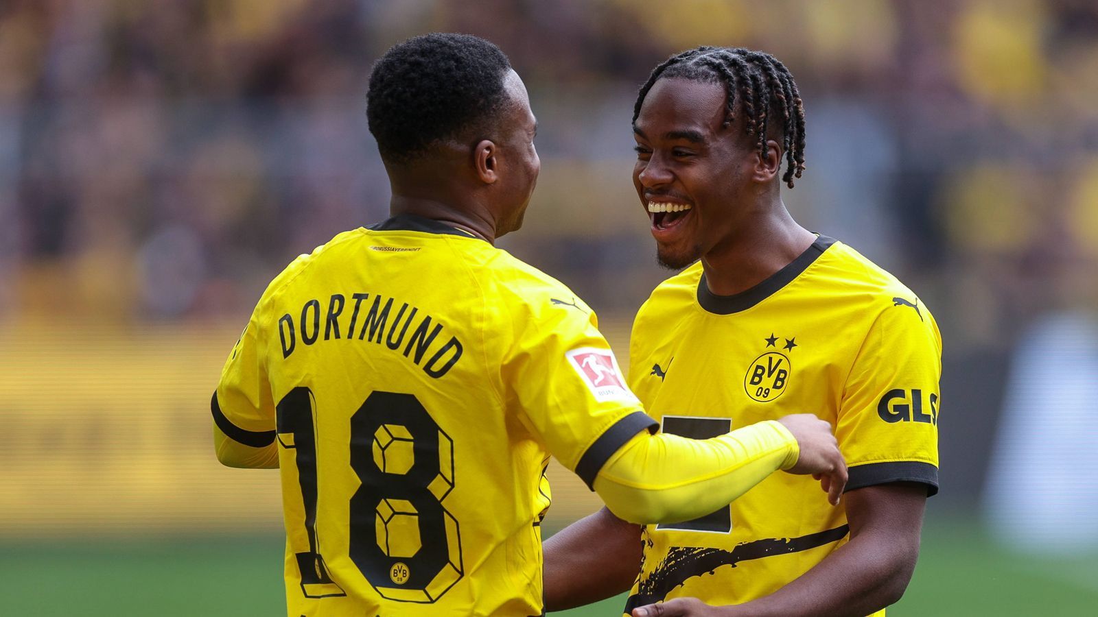 <strong>Youssoufa Moukoko &amp; Jamie Bynoe-Gittens</strong><br>Moukoko und "JBG" noch Talente zu nennen, fühlt sich fast falsch an, da sie schon länger auf Profi-Niveau stark performen. Dennoch fallen beide in das Raster unserer Altersbegrenzung. In 19 Bundesliga-Einsätzen traf Moukoko ganze fünf Mal. Faktisch ist er bereits in seiner vierten Bundesliga-Saison. Wahnsinn. Bynoe-Gittens absolvierte in dieser Saison 31 Pflichtspiele und kommt auf zehn Scorer-Punkte. Beide sind die BVB-Zukunft.