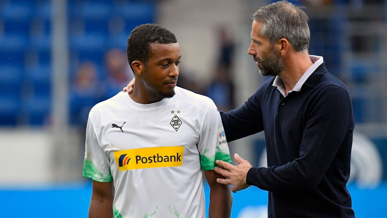 
                <strong>Alassane Plea</strong><br>
                In der Vorsaison machte Max Eberl den Franzosen Alassane Plea (li.) zum Rekord-Transfer in Gladbachs Vereinsgeschichte. 23 Millionen Euro soll der Bundesligist für Plea an OGC Nizza überwiesen haben, wo der Offensivmann unter Ex-Gladbach-Coach Lucien Favre aufblühte. Am Niederrhein fand sich der heute 26-Jährige schnell zurecht, steuerte zwölf Bundesliga-Saisontreffer für die Borussia bei. Aber: Erst unter Rose darf Plea nun ausschließlich im Sturmzentrum ran, unter Ex-Coach Dieter Hecking wurde er noch oft auf dem Flügel eingesetzt. Mit bislang vier Toren und vier Vorlagen untermauerte Plea jetzt seine Effektivität im Angriffszentrum. Damit ist Gladbachs Rekordtransfer hinter Robert Lewandowski (FC Bayern/zwölf Scorerpunkte) zusammen mit Jadon Sancho (Borussia Dortmund) zweitbester Scorer der Saison 2019/20.
              