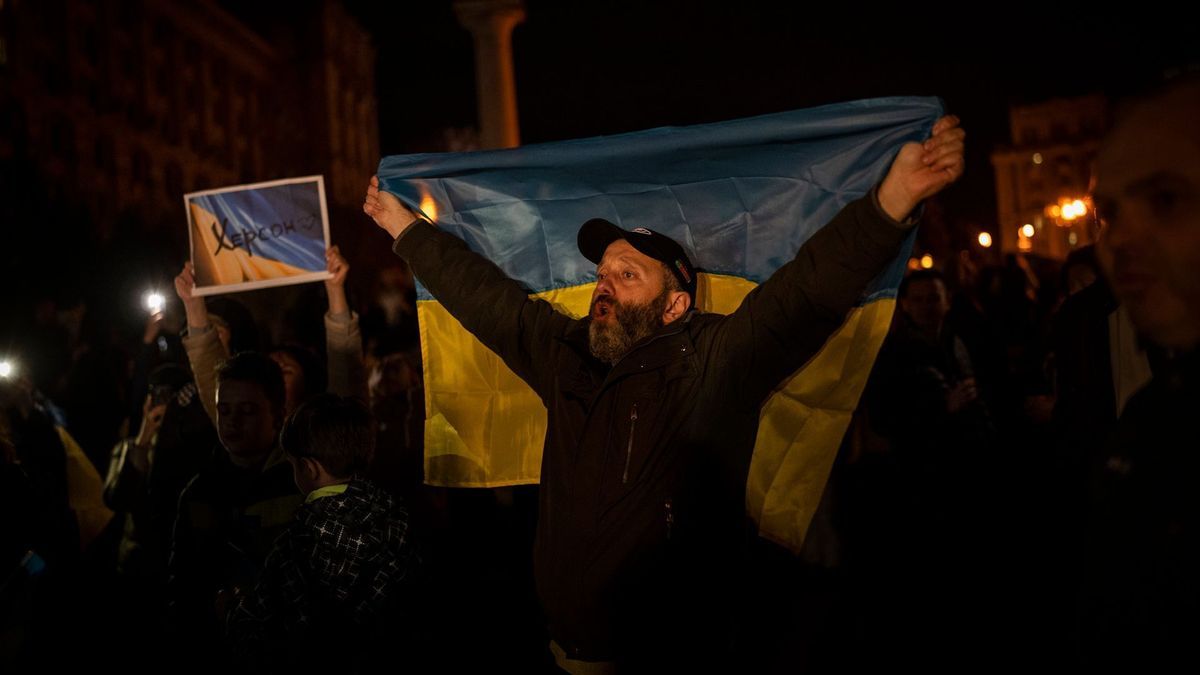 Ukrainer feiern die Befreiung von Cherson.