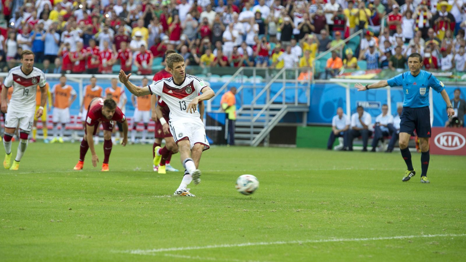 
                <strong>2014 in Brasilien (Weltmeister)</strong><br>
                Wie bei den drei Titeln zuvor gibt es zum Start ins Turnier einen Sieg. Matchwinner beim 4:0 gegen Portugal: Müller mit drei Treffern.
              