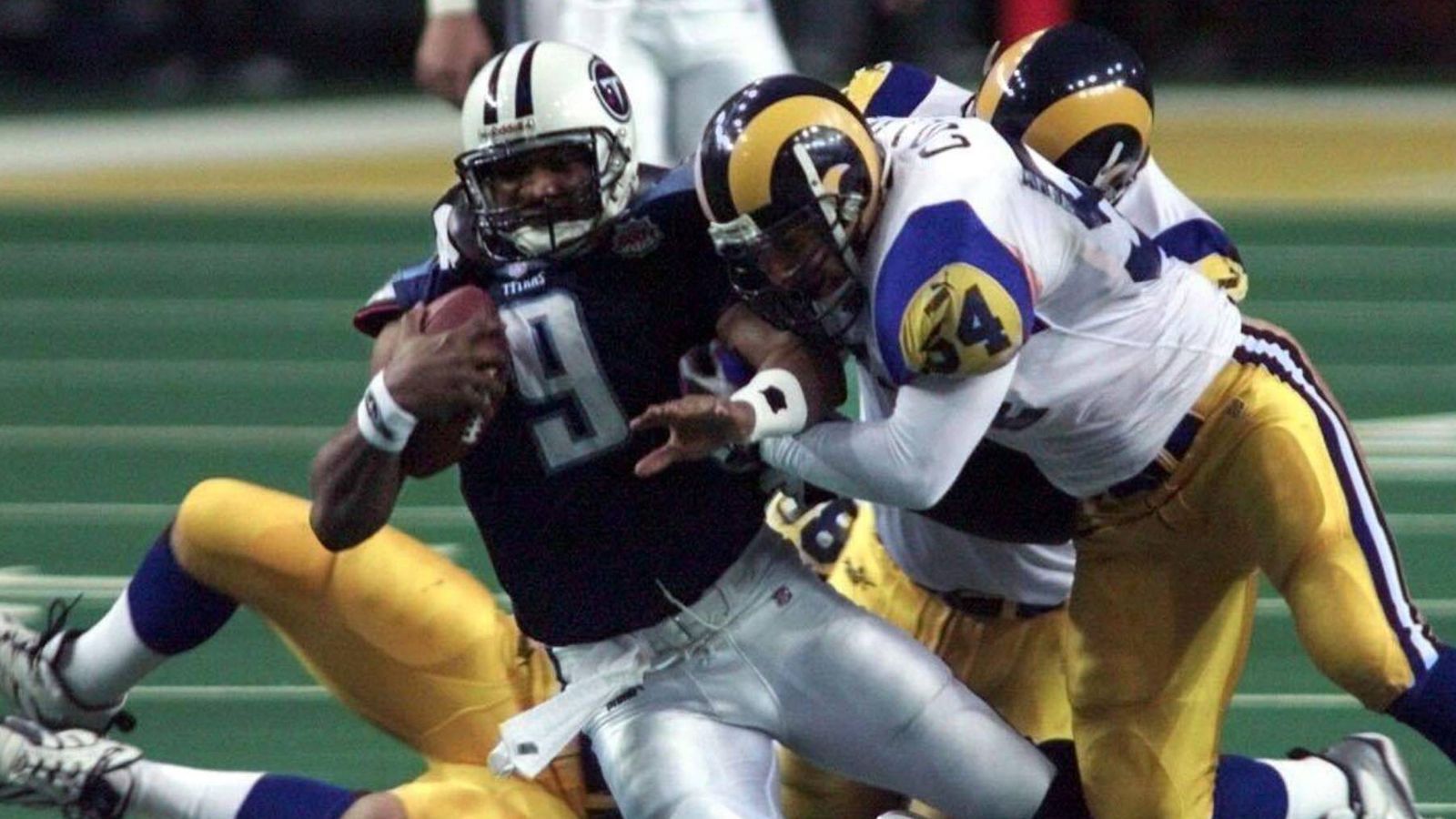 
                <strong>Super Bowl 2000: St. Louis Rams (23:16 gegen die Tennessee Titans)</strong><br>
                Saison danach: 10-6, Aus in der Divisional Round
              