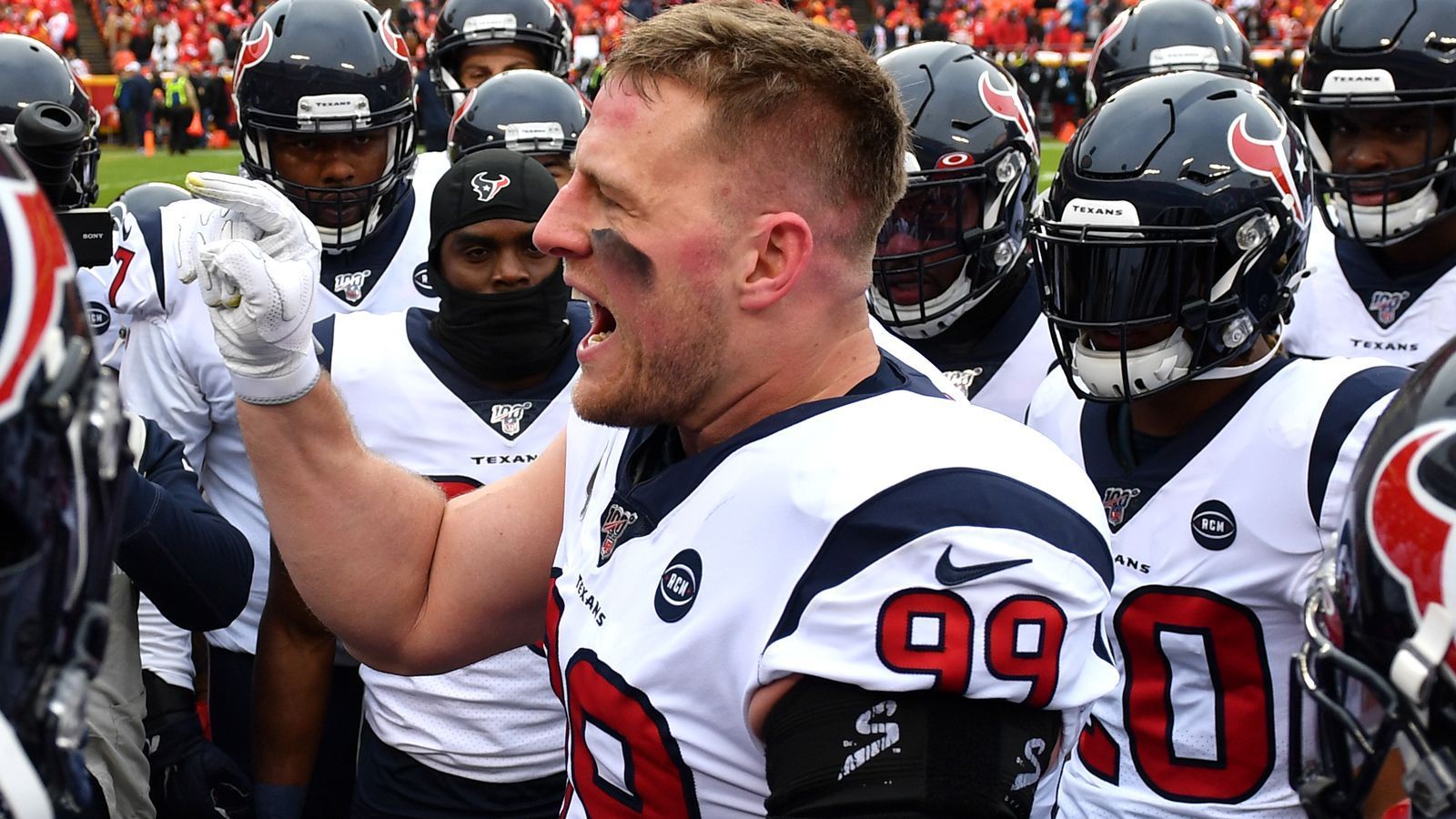 
                <strong>Houston Texans: J.J. Watt (Defense)</strong><br>
                Es lastet viel Druck auf den Schultern des 31-Jährigen. Die Texans haben auf dem Papier einen der schwächsten Pass Rushs der Liga, obwohl J.J. Watt noch immer eine Offensive Line im Alleingang terrorisieren kann. Der verletzungsanfällige Defensive End muss größtenteils gesund durch die Saison kommen, wollen die Texans nicht Woche für Woche defensiv entblößt werden.
              