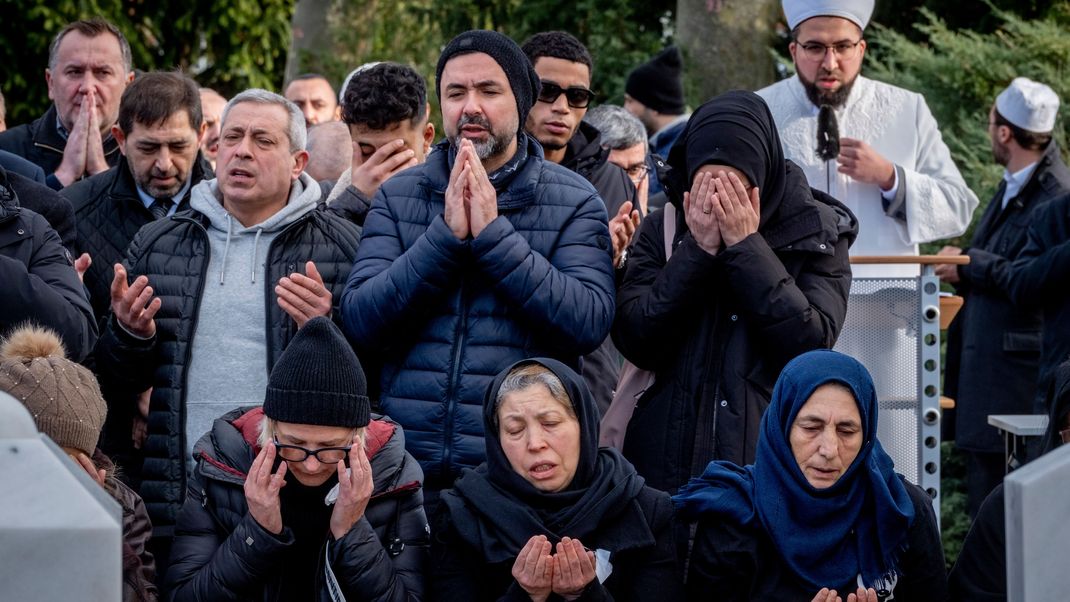 &nbsp;Angehörige gedenken der Opfer des Attentats von Hanau.