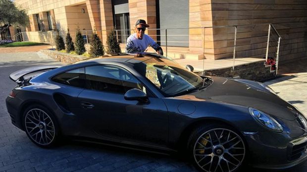 
                <strong>Ferrari Nummer drei</strong><br>
                Hier sehen wir den Real-Superstar mit einem schwarzen Porsche Turbo 911 S. Nein, wir sind überhaupt nicht neidisch. Überhaupt nicht. Okay, vielleicht ein bisschen. Aber nur ein bisschen. Egal, schnell weiter.
              