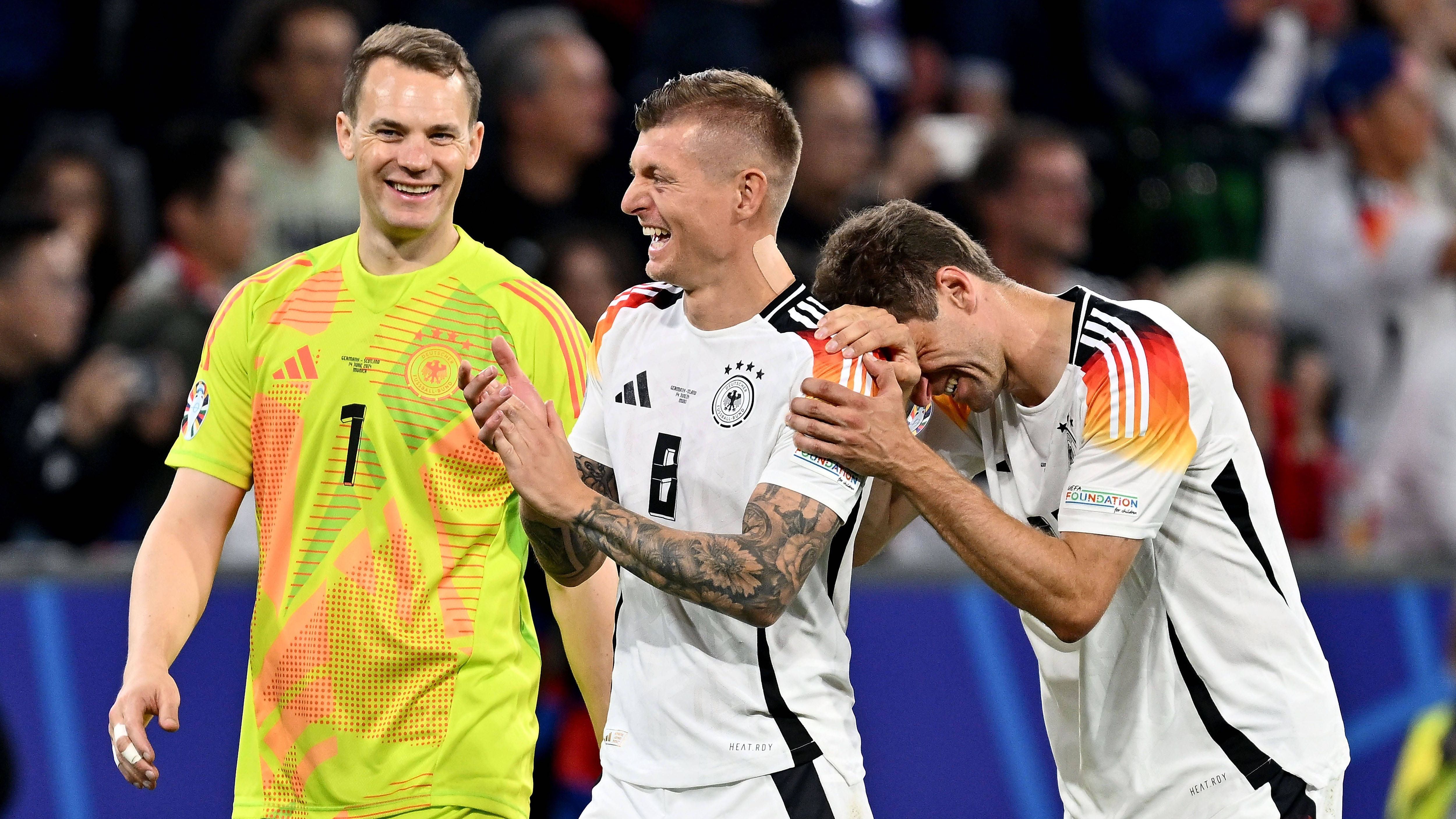 <strong>Neue Nummern beim DFB</strong><br>Nach den Rücktritten von Toni Kroos, Manuel Neuer und Co. hat der DFB auch deren Rückennummern neu vergeben. Wer am Samstag gegen Ungarn (<a href="https://www.ran.de/sports/ticker/ma10096010/liveticker?from=%2Flive">ab 20:45 Uhr im Liveticker</a>) und drei Tage später gegen die Niederlande (<a href="https://www.ran.de/sports/ticker/ma10096019/liveticker?from=%2Flive">ab 20:45 Uhr im Liveticker</a>) im Deutschland-Trikot mit deren ehemaligen Nummern auflaufen wird und wer die restlichen Zahlen auf dem Rücken trägt, hat <em><strong>ran</strong></em> in der Galerie dargestellt.