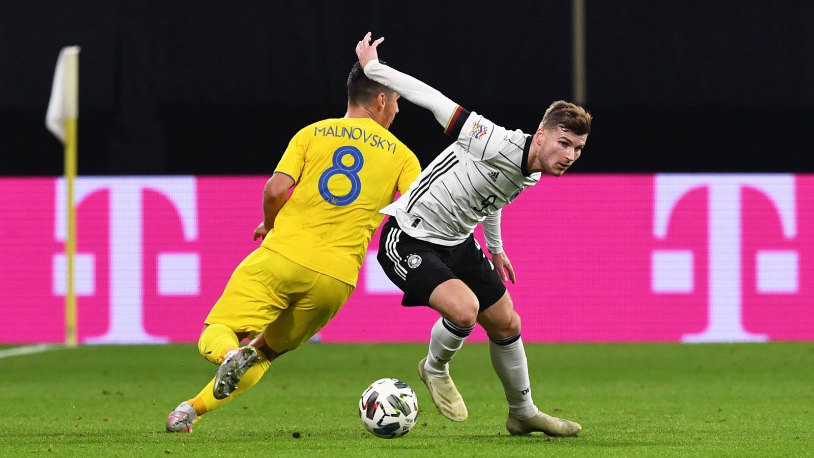 
                <strong>Timo Werner</strong><br>
                Wie immer laufstark, kann sich aber in Zweikämpfen im ersten Durchgang nicht ganz so oft durchsetzen. Ist nach Goretzka-Vorlage aber mit dem Kopf zur Stelle. In bester Torjäger-Manie schiebt er dann in der zweiten Halbzeit nach Ginter-Vorlage zum 3:1 ein. ran.de-Note: 2
              