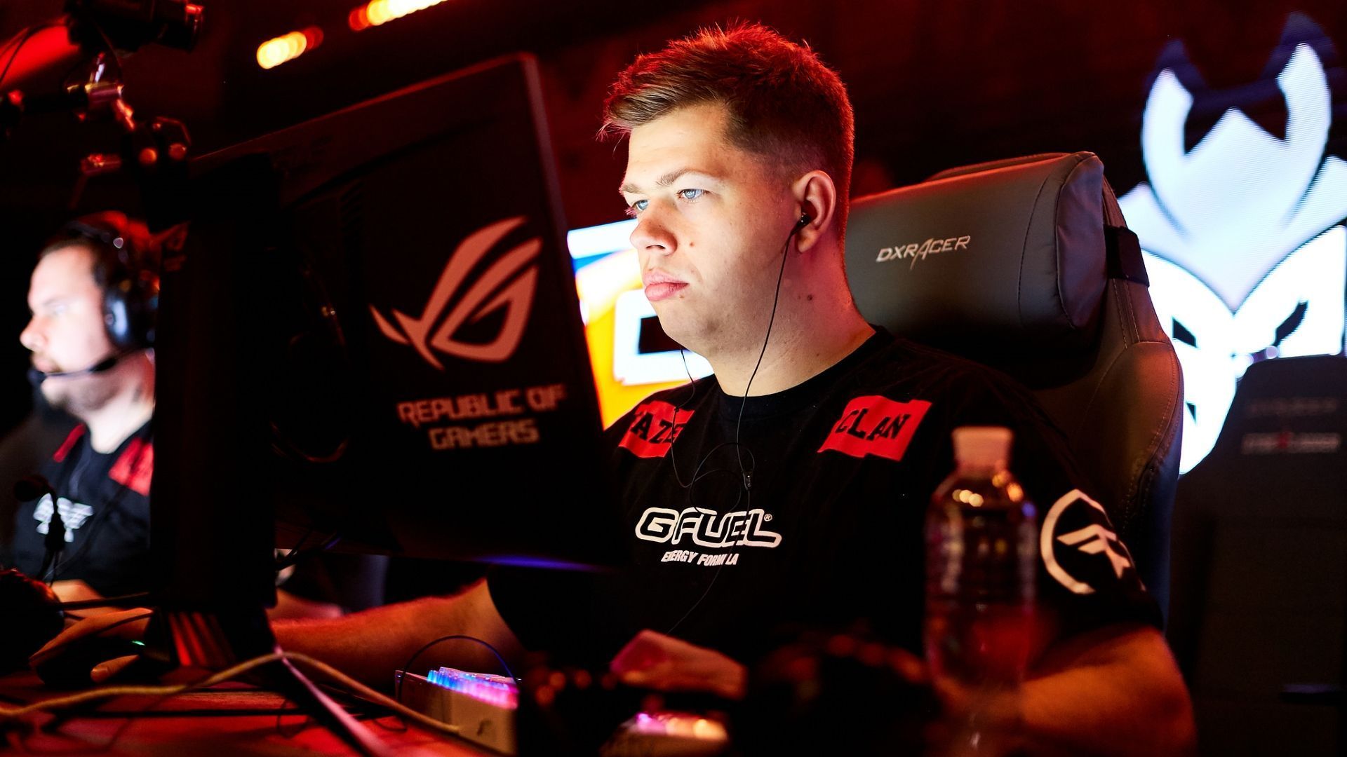 
                <strong>Finn 'karrigan' Andersen - 753.230 US-Dollar</strong><br>
                Der deutsch-dänische Counter-Strike-Profi ist einer der bekanntesten Spieler der Szene. Schon in den frühen 2000ern begann er seine Karriere und ist noch heute ganz oben mit dabei. Sein größter Erfolg ist der Sieg des ELEAGUE CS:GO Premiers, ein prestigeträchtiges Turnier aus Amerika, im Jahr 2017, bei dem er mit seinem fünfköpfigen Team 500.000 US-Dollar einstrich.
              