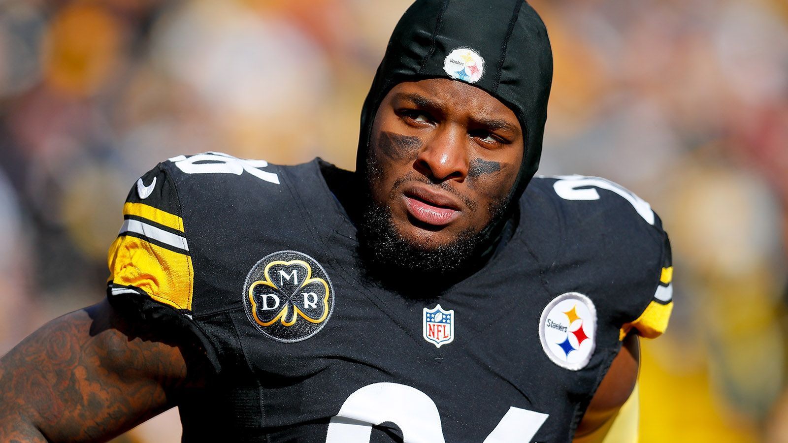 
                <strong>Le'Veon Bell</strong><br>
                In der Free Agency wird sich zeigen, was der Streik von Star-Running-Back Le'Veon Bell bewirkt hat. Auch wenn er seit einem Jahr kein NFL-Spiel mehr bestritten hat, gehört er wohl nach wie vor zu den besten Running Backs der Liga. Bislang deutete vieles auf eine Trennung mit den Steelers hin. Nun sollen die Verantwortlichen in Pittsburgh allerdings doch überlegen, Bell erneut per Tag an sich zu binden. Laut "CBS" könnte Pittsburgh diesmal den Transition Tag nutzen. So dürfte Bell zwar mit anderen Klubs verhandeln, die Steelers aber mit jedem Angebot mitziehen. Trennen sich die Wege, würde der Klub aus der "Steel City" keine Kompensation erhalten. Als mögliche Abnehmer werden die New York Jets und die Philadelphia Eagles gehandelt.
              