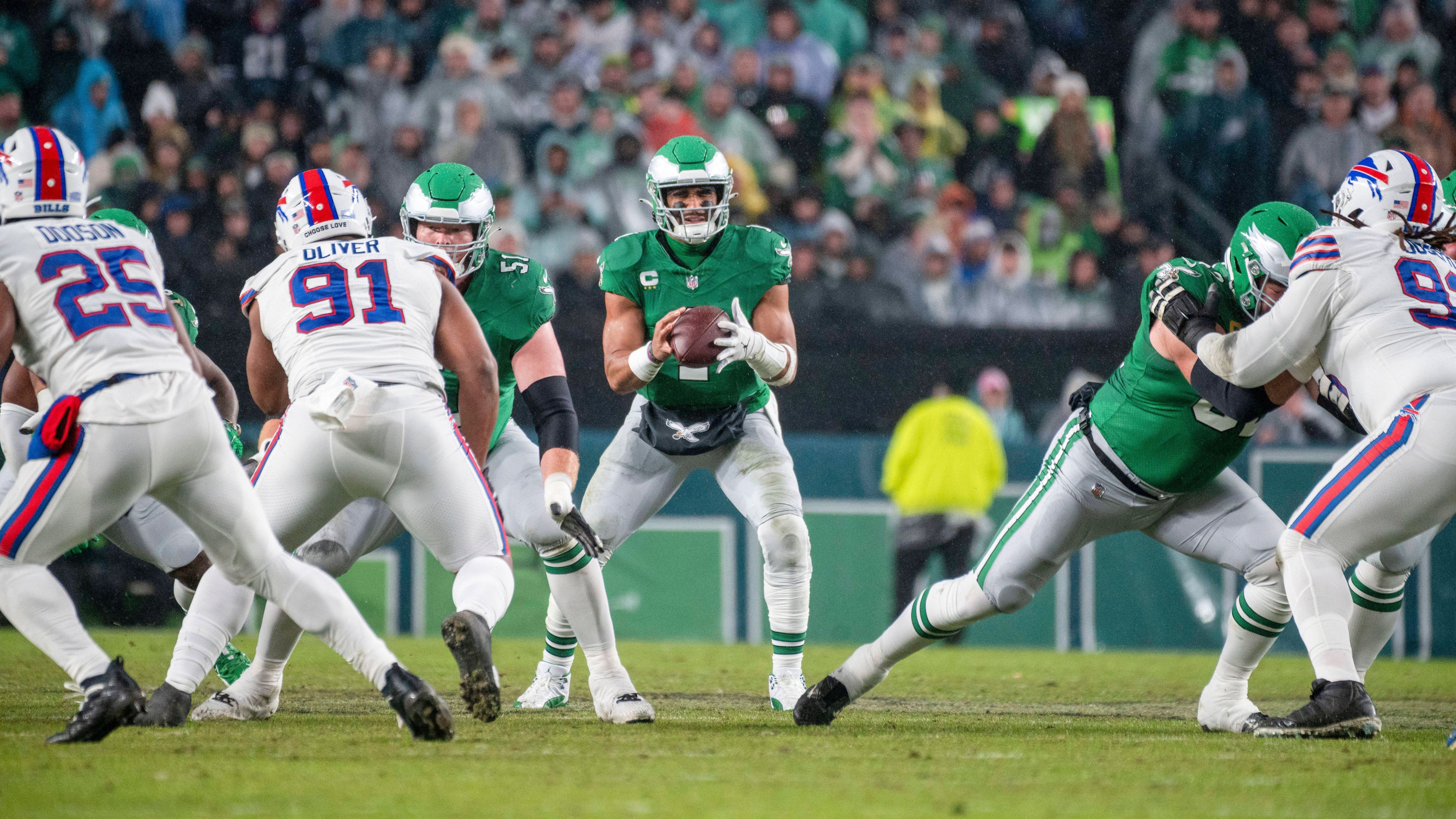 <strong>Platz 6: Jalen Hurts (Philadelphia Eagles)</strong><br>Der Super Bowl MVP. Was für ein Endspiel von Hurts. Wenn er diese Leistung immer abrufen würde, wäre er nicht aus den Top fünf wegzudiskutieren. Aber wenn es am Ende reicht, um Titel zu gewinnen, ist es auch in Ordnung. Er bringt alles mit, was ein moderner Top-QB braucht. Etwas mehr Konstanz im Passspiel würde ihn nach ganz oben katapultieren.