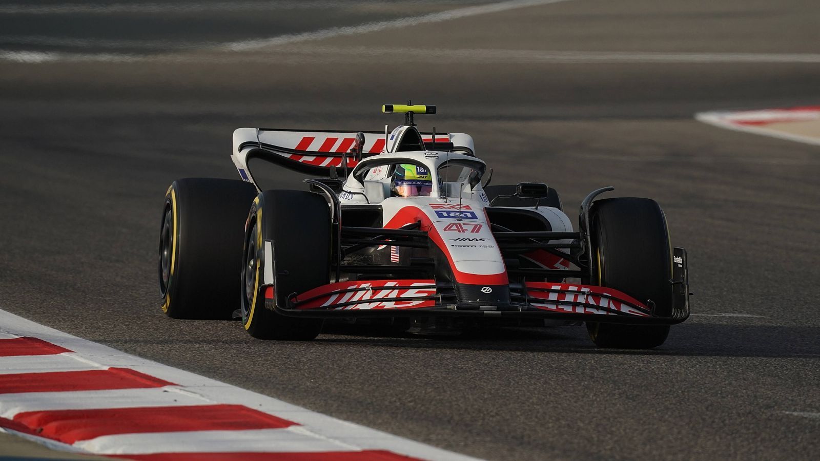 
                <strong>Platz 7: Haas</strong><br>
                Und diese nutzte das Team bestens. An den drei Testtagen in Bahrain fuhr Mick Schumacher insgesamt die zweitschnellste Zeit. Tags zuvor war sein neuer Teamkollege und Mazepin-Nachfolger Kevin Magnussen sogar Schnellster des Tages. Im letzten Jahr kündigte das Team an, das damalige Auto nicht weiterzuentwickeln, um sich auf die Saison 2022 zu fokussieren. Scheint, als würde sich das auszahlen.
              