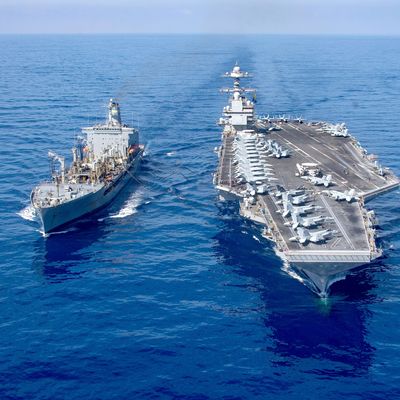 Der Flugzeugträger USS Gerald R. Ford (r), einer der größten Flugzeugträger der Welt, wird am 11.10.2023 im östlichen Mittelmeer vom Schiff USNS Laramie aufgetankt.